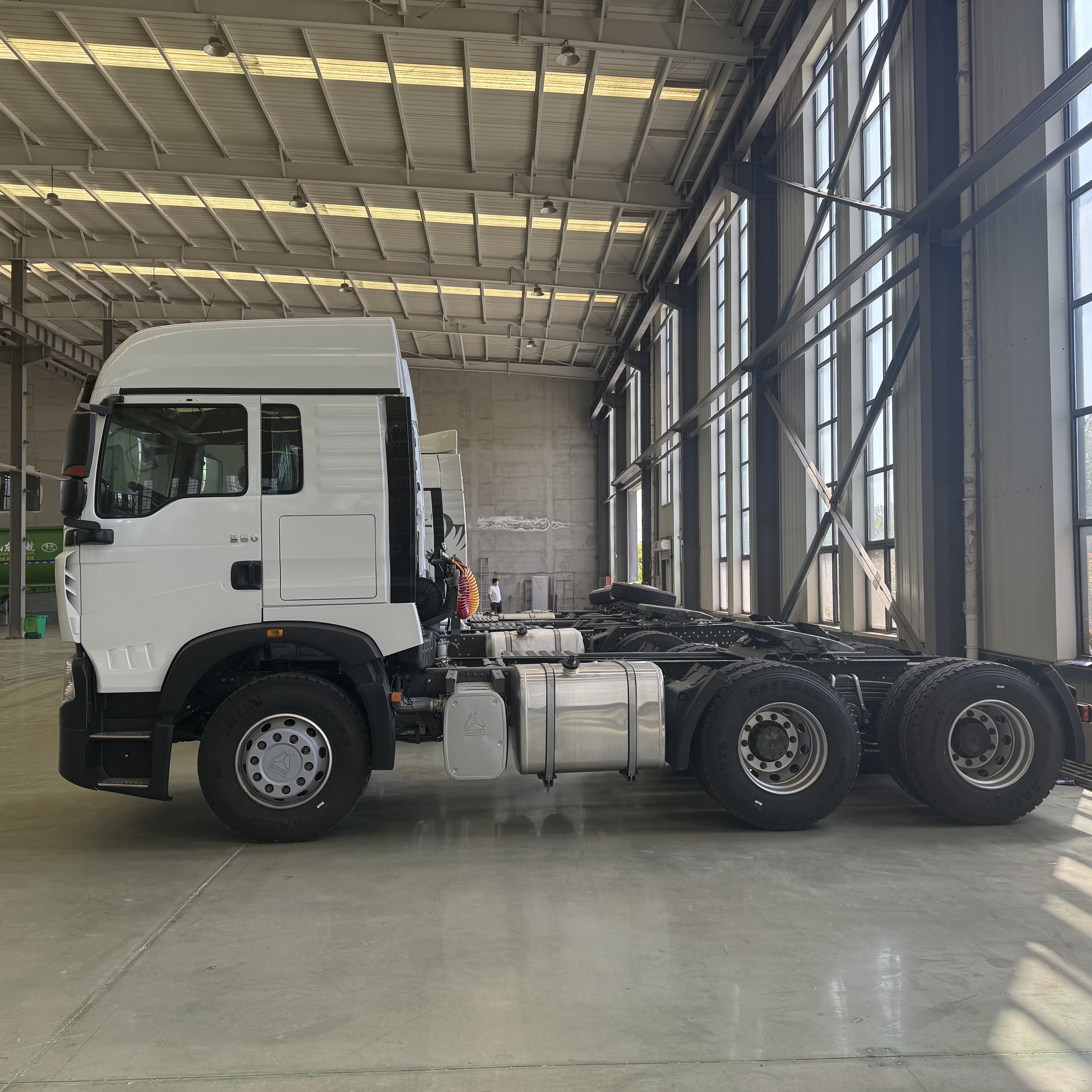 شاحنة قاطرة سينوتراك هاوو TX 6×4