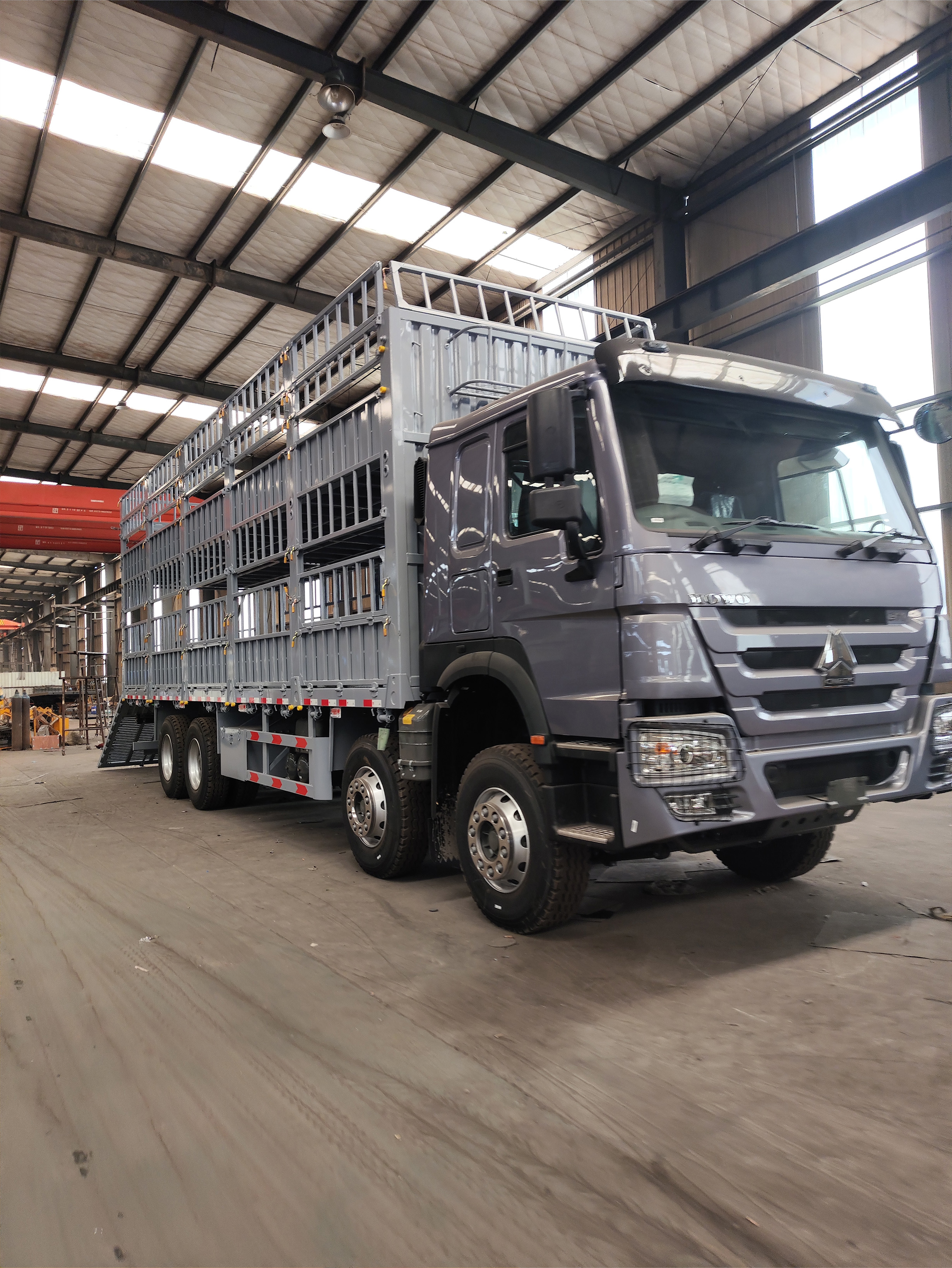 9.6m شاحنة مواشي بطابقين برفع كهربائي 9.6×2.55×4m باب خلفي ثنائي الغرض (مفصلي وساقط) لنقل الأبقار والخيول
