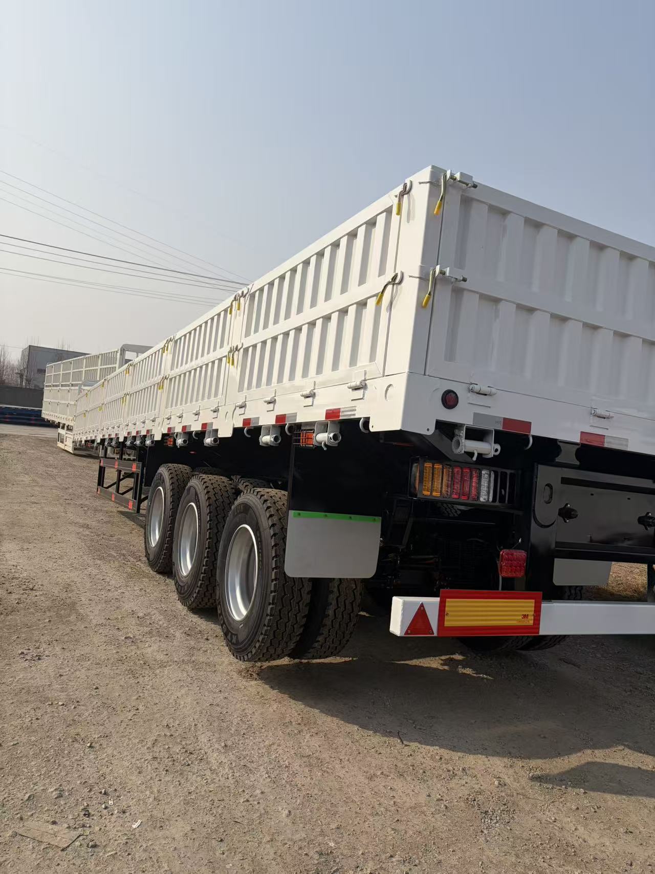 3-Axle Side Wall Semi-Trailer 13m×2.65m Adjustable Side Wall Height Manganese Steel Beam For Container & Bulk Goods Transport