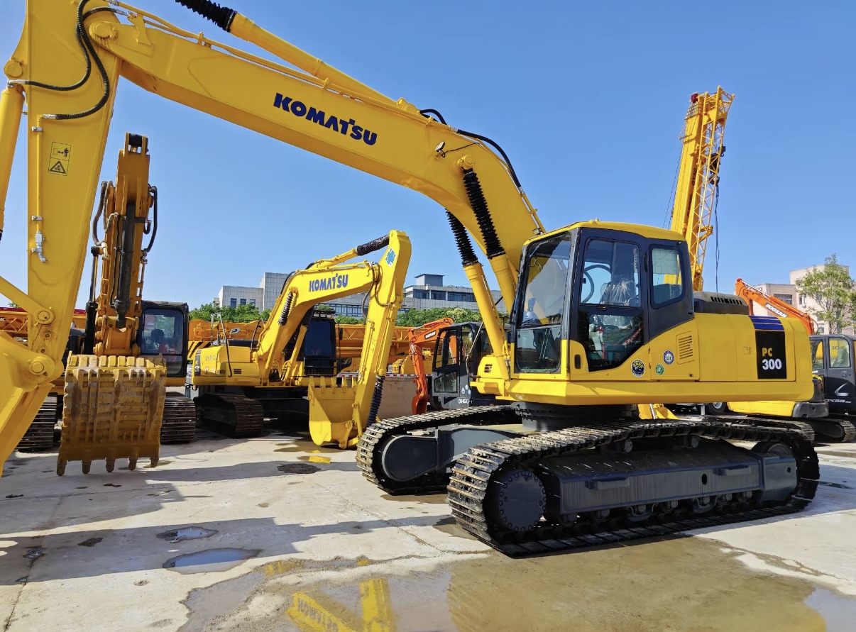 Komatsu PC300 crawler hydraulic excavator