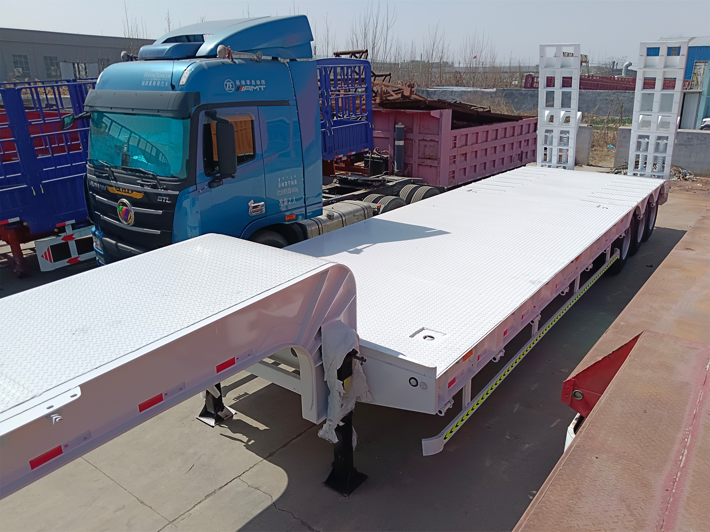 3-Axle Low Bed Semi-Trailer 13m×3m Wide Platform Top16mm Bottom18mm Web12mm Manganese Steel Beam Machinery Suspension