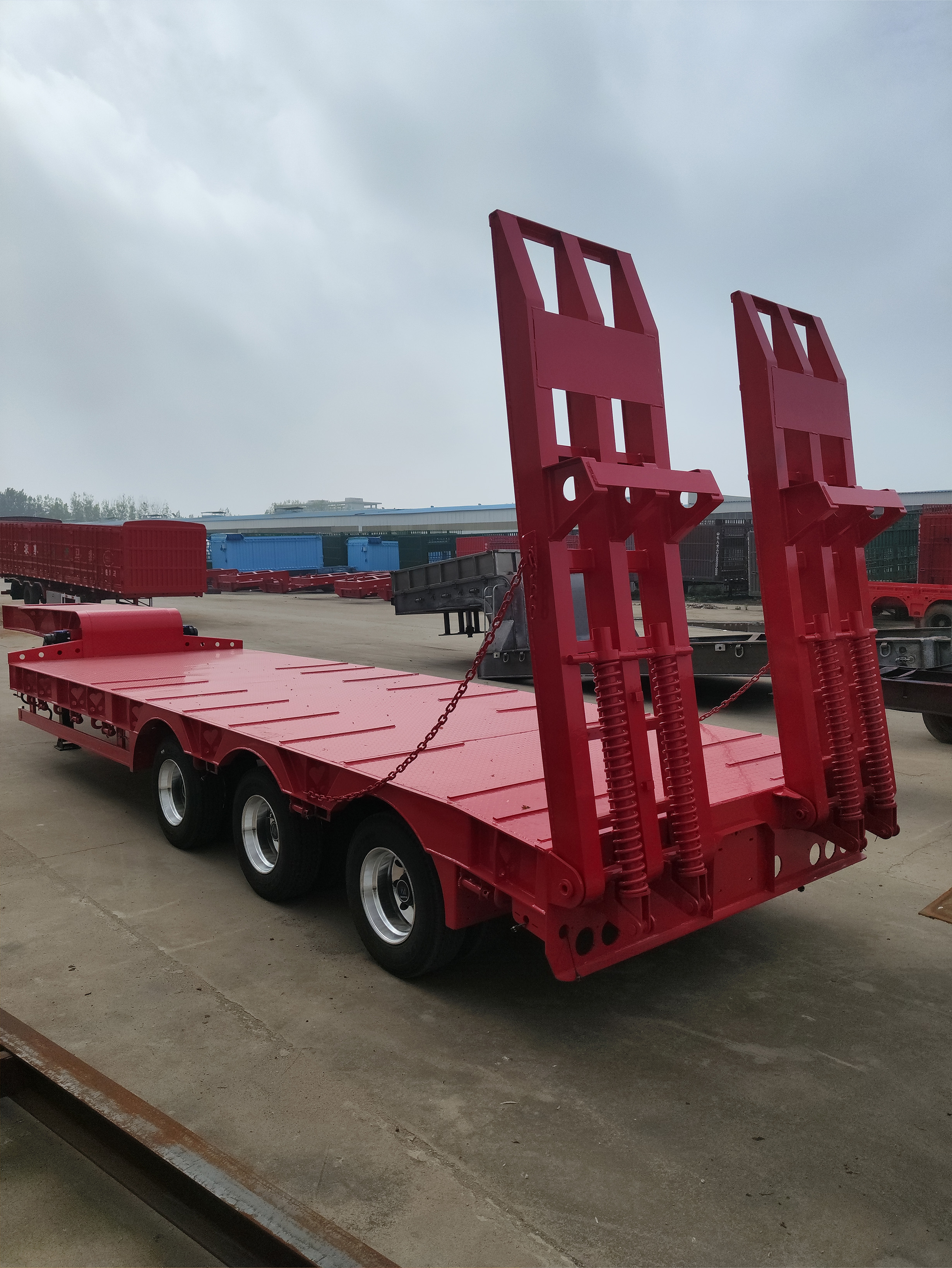 Factory 3-Axle Low Bed Semi-Trailer, 13×3m Wide Platform Thick Manganese Steel Beam Mechanical Suspension 12R22.5 Tire