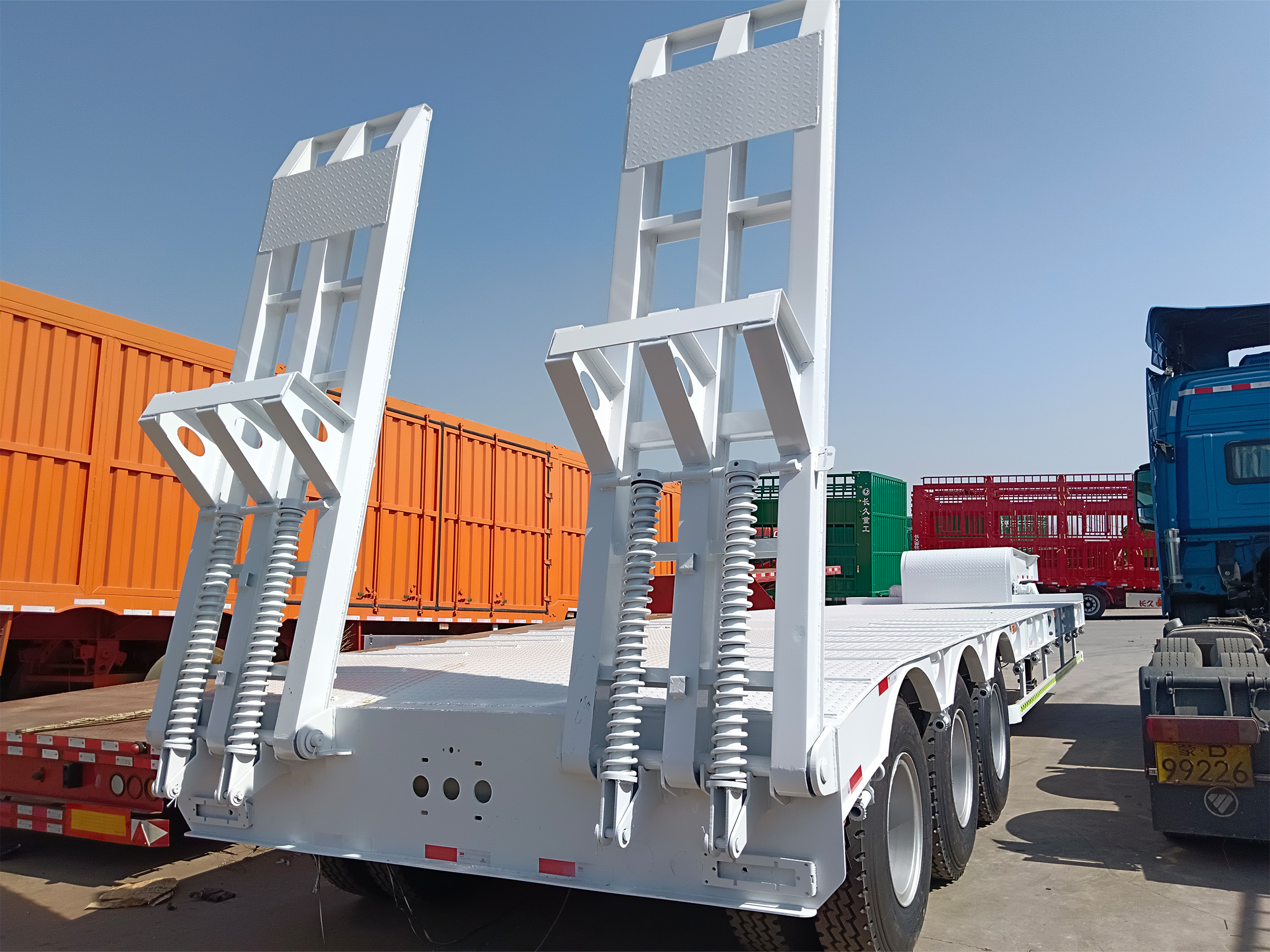 3-Axle Low Bed Semi-Trailer 13m×3m Wide Platform Top16mm Bottom18mm Web12mm Manganese Steel Beam Machinery Suspension