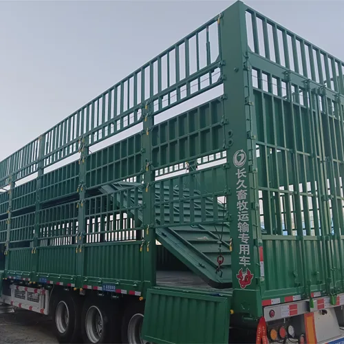 New Heavy Manganese Steel Frame Livestock Carrier With Standard Double Swing Rear Door For Overseas Farm Live Cattle Horse Transport