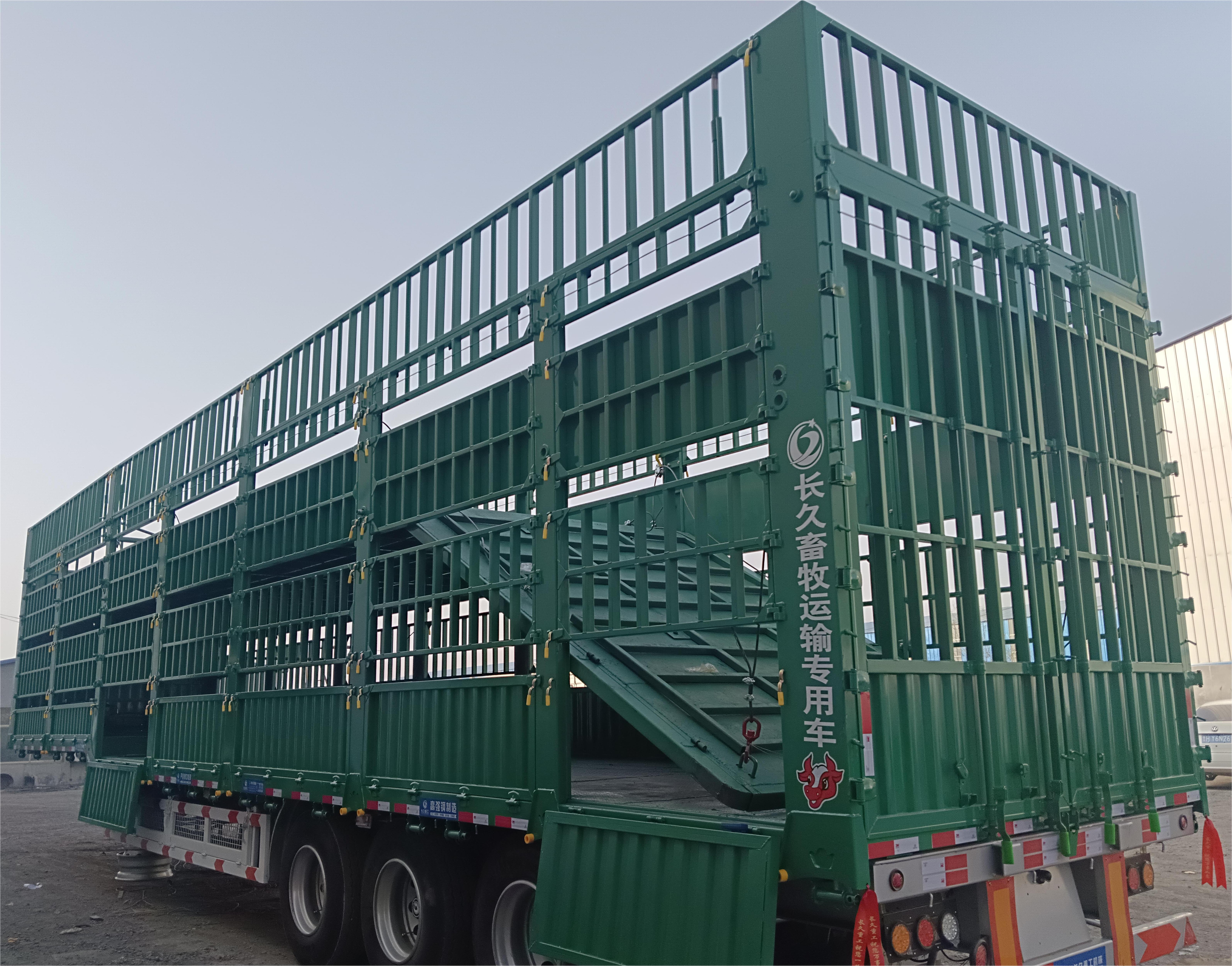 New Heavy Manganese Steel Frame Livestock Carrier With Standard Double Swing Rear Door For Overseas Farm Live Cattle Horse Transport