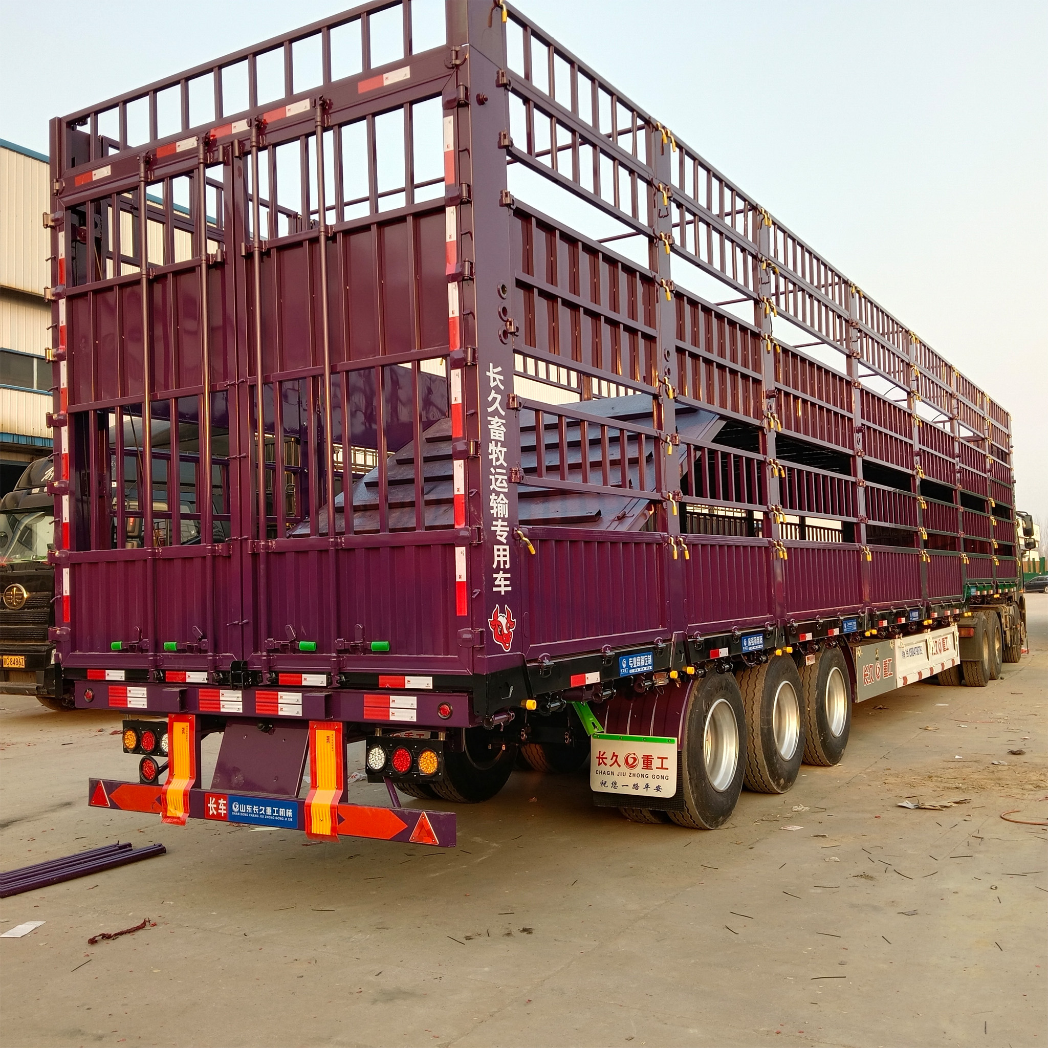 Heavy Duty Livestock Carrier Trailer Mechanical Suspension 12R22.5 Tires Standard Double Rear Door Cross-border Live Stock Haulage Central Asia Africa