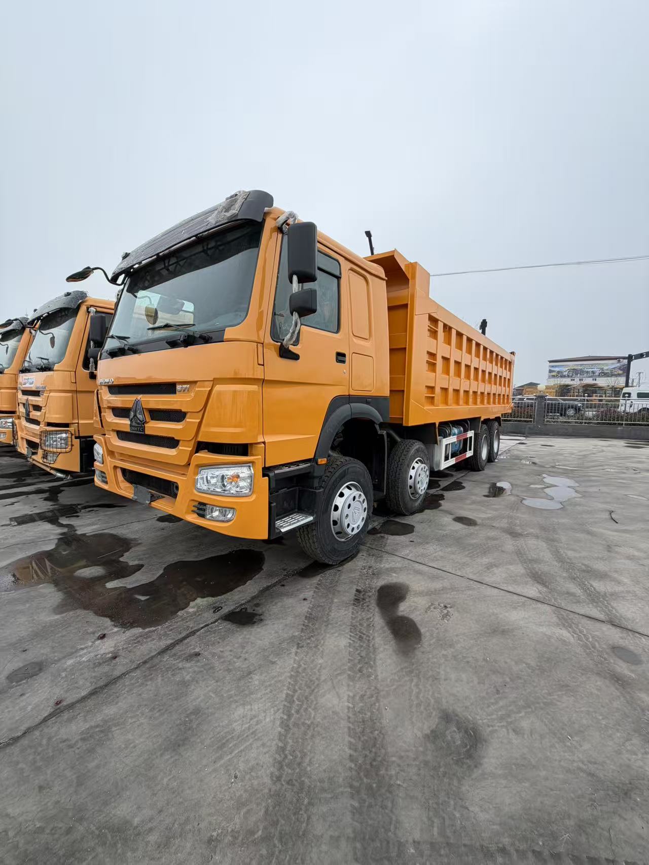 Used SINOTRUK HOWO 8X4 Dump Truck 371HP Big Pump Engine Euro II Standard Reinforced Chassis & Box For Mine Waste Transport Africa Middle East