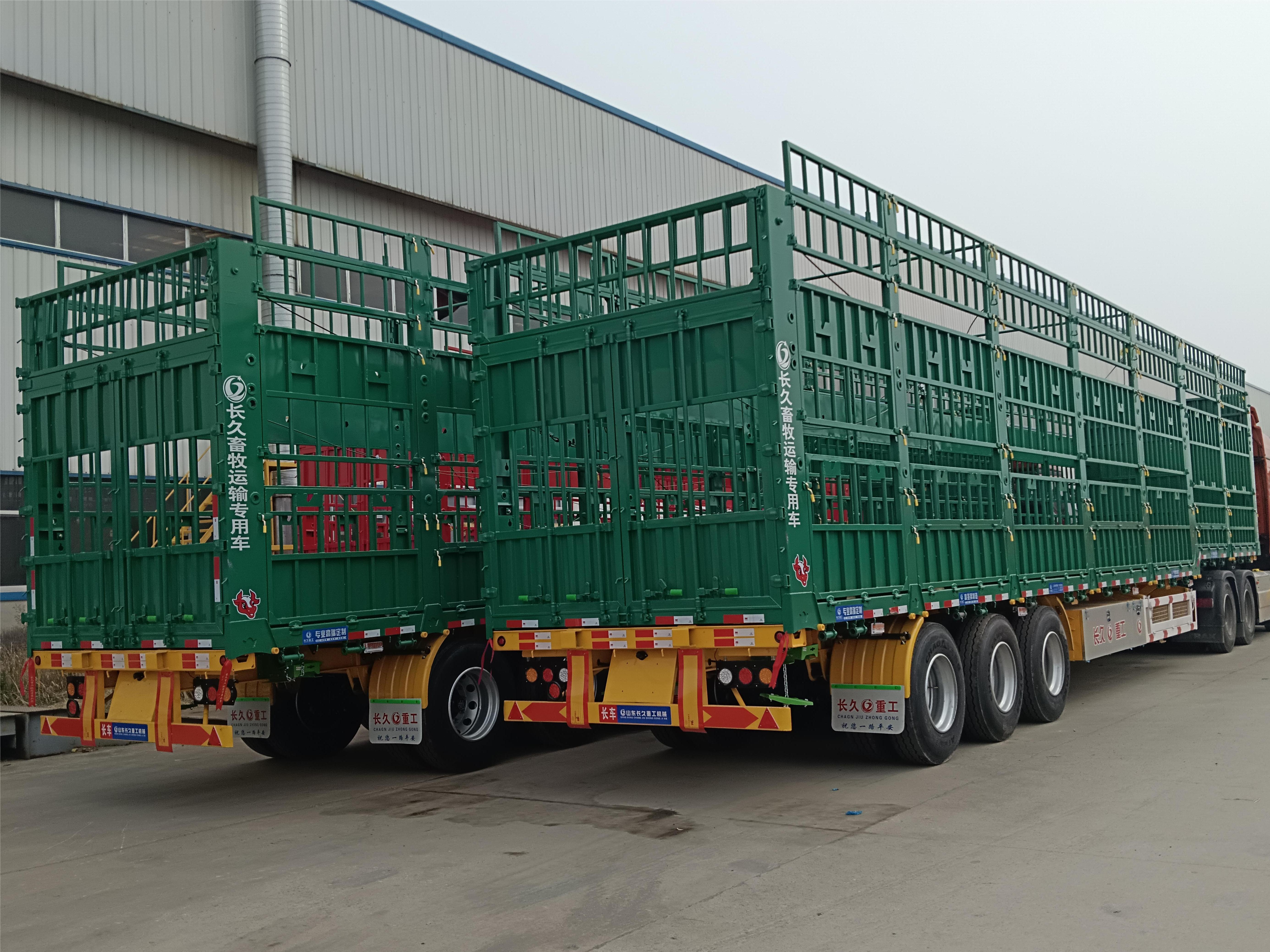 New Heavy Manganese Steel Frame Livestock Carrier With Standard Double Swing Rear Door For Overseas Farm Live Cattle Horse Transport
