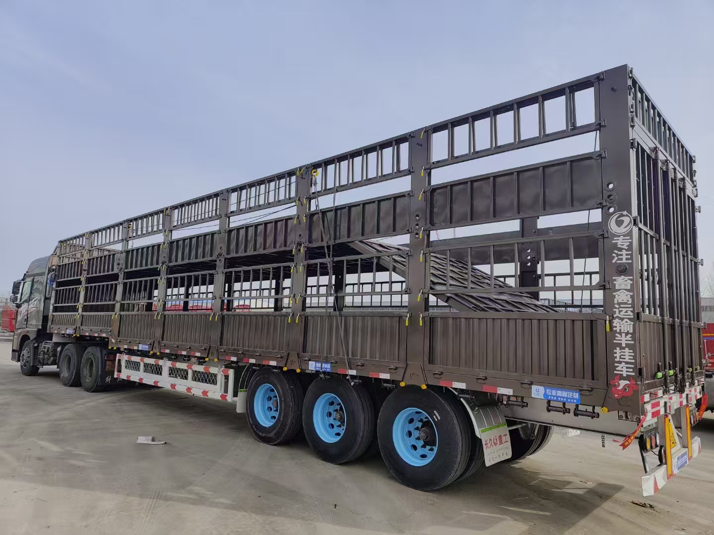 Custom Electric Lifting Double Deck Animal Transport Semi Trailer Ventilated High Fence For Farm Livestock Export