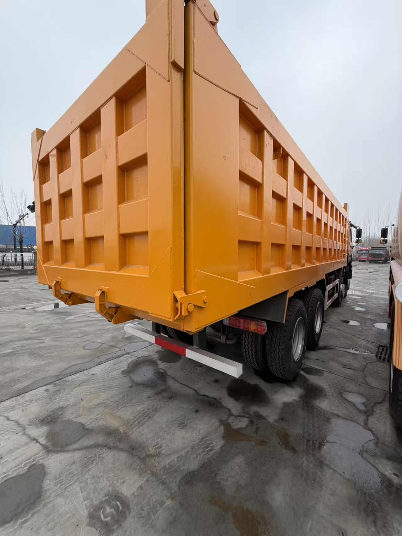 Used SINOTRUK HOWO 8X4 Dump Truck 371HP Big Pump Engine Euro II Standard Reinforced Chassis & Box For Mine Waste Transport Africa Middle East