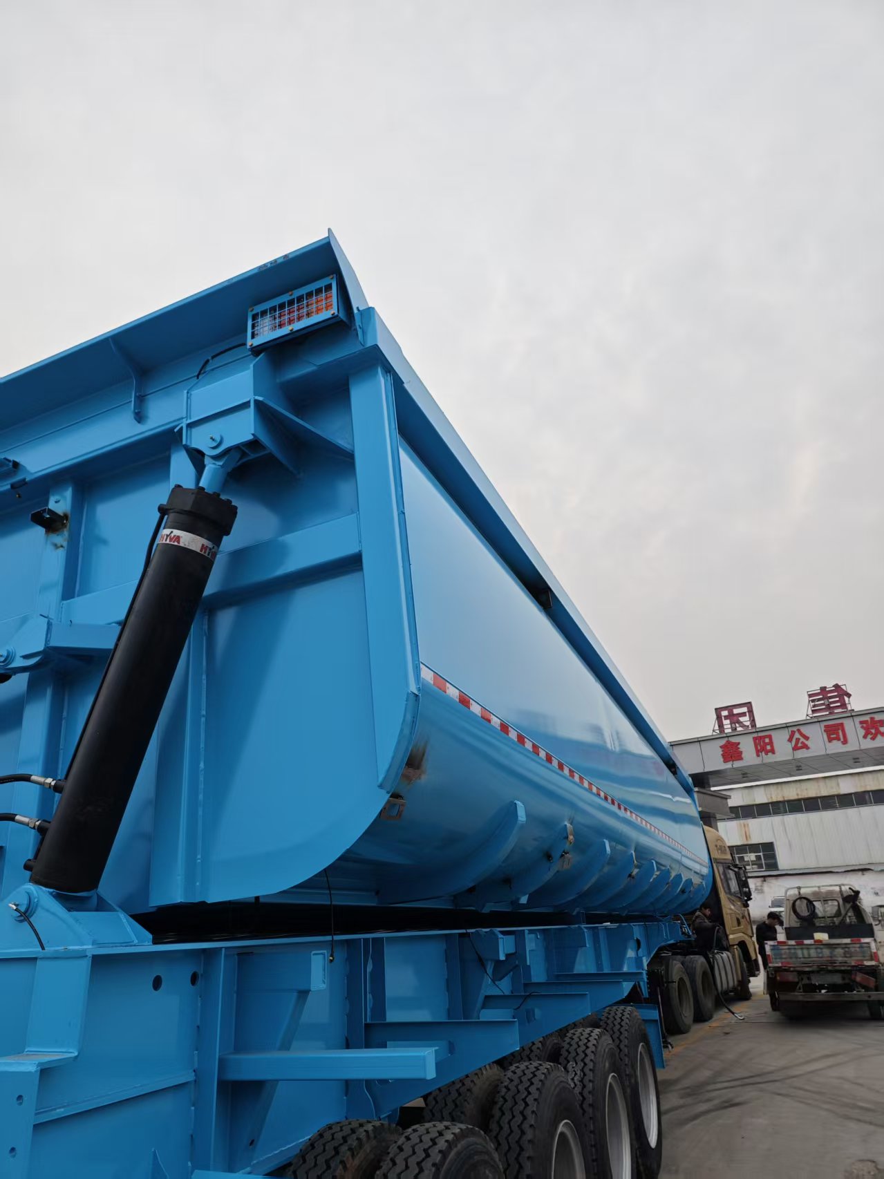 4 Axle Heavy Duty Steel Side Tipper Semi Trailer with 15-20T Payload for Mining Sand Stone Coal Transport Factory Direct Price