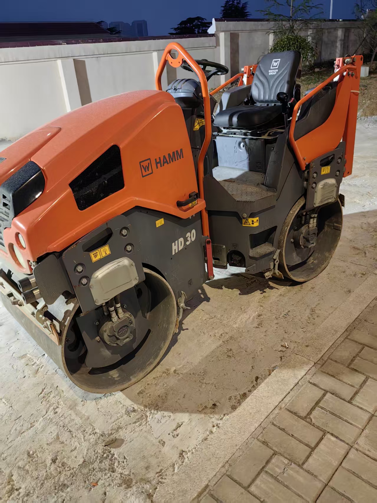 Second-hand Hummer road roller