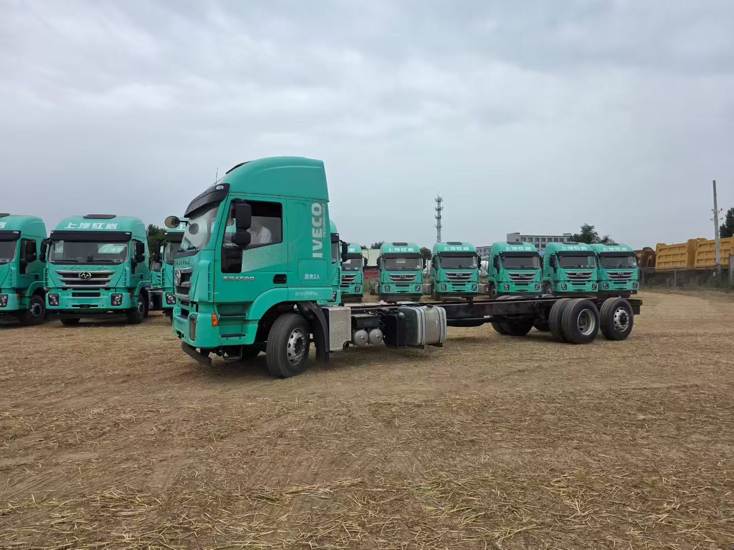 100 Units Stock Genlyon C Tractor Air Suspension Cabin Heated Electric Mirror For Central Asia Southeast Asia Freight
