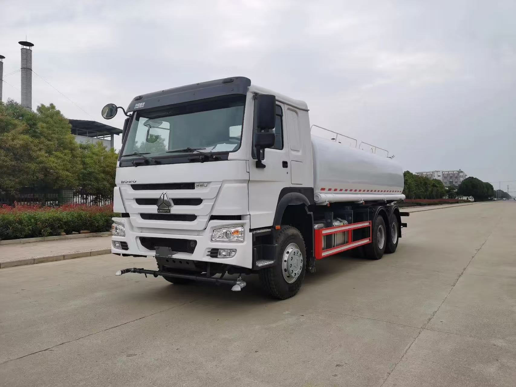 Remanufactured SINOTRUK HOWO 6×4 Sprinkler Truck Weichai WD615 Euro III Mechanical Pump 380HP 20m³ Tank For Road Mine Dust Control Export
