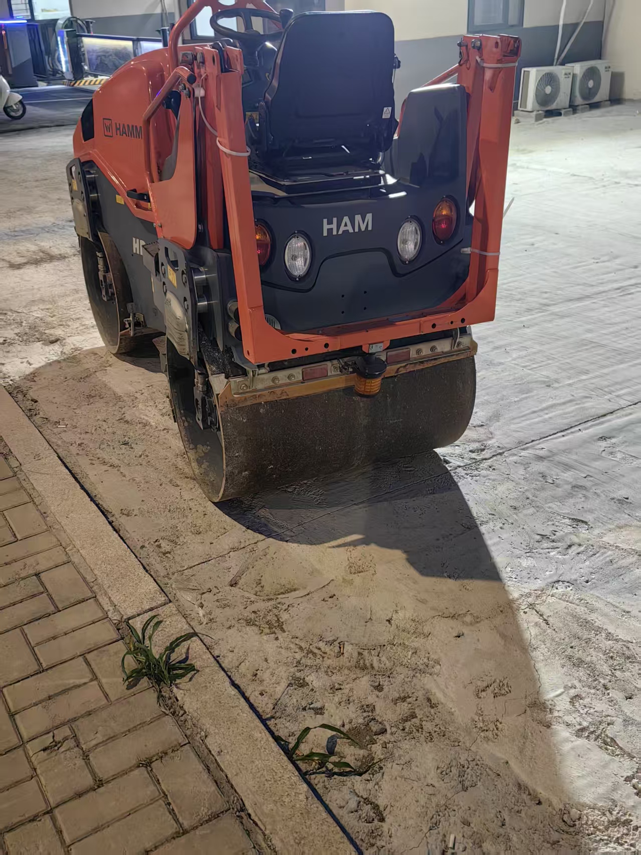 Second-hand Hummer road roller