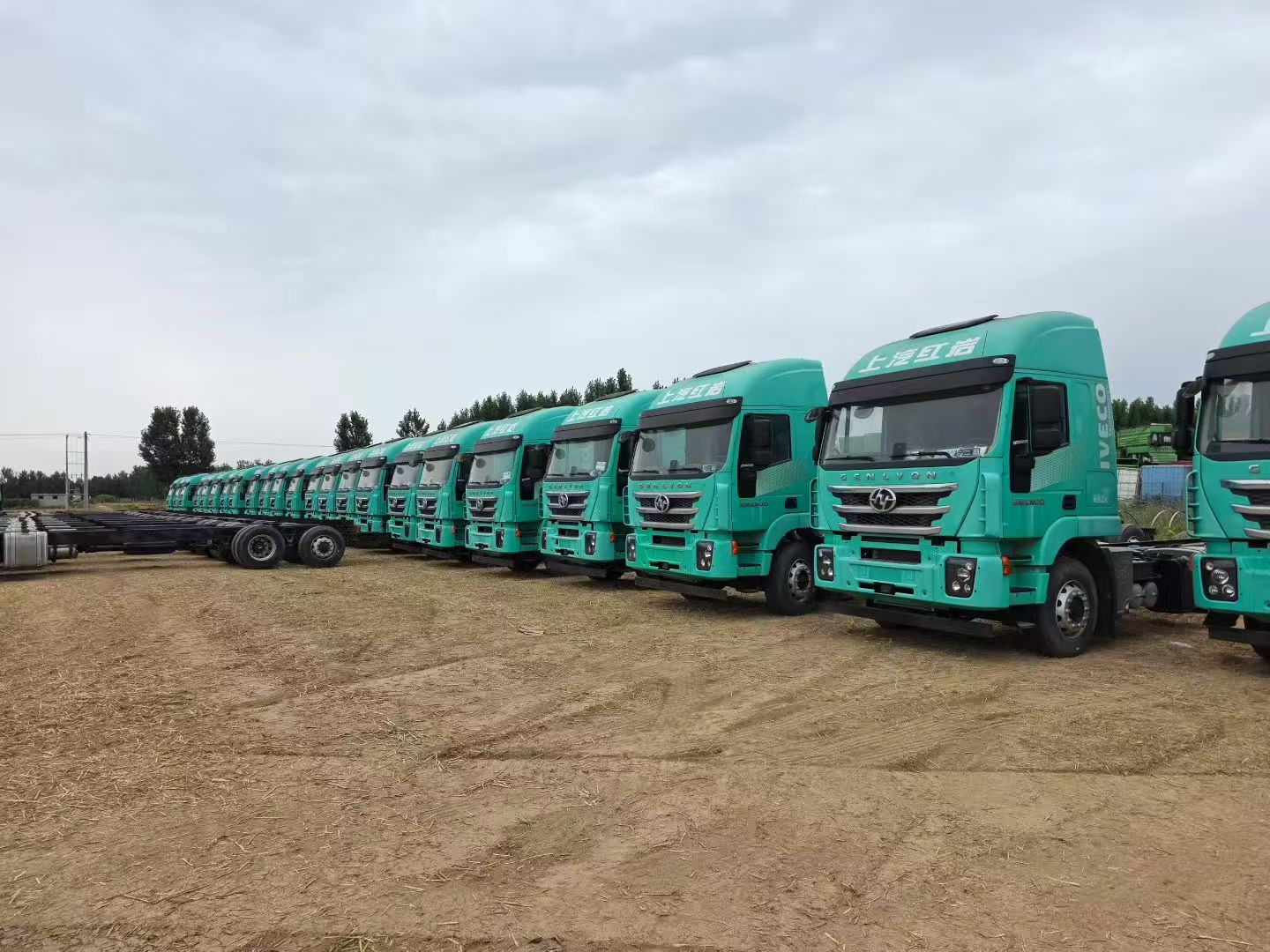 100 Units Stock Genlyon C Tractor Air Suspension Cabin Heated Electric Mirror For Central Asia Southeast Asia Freight