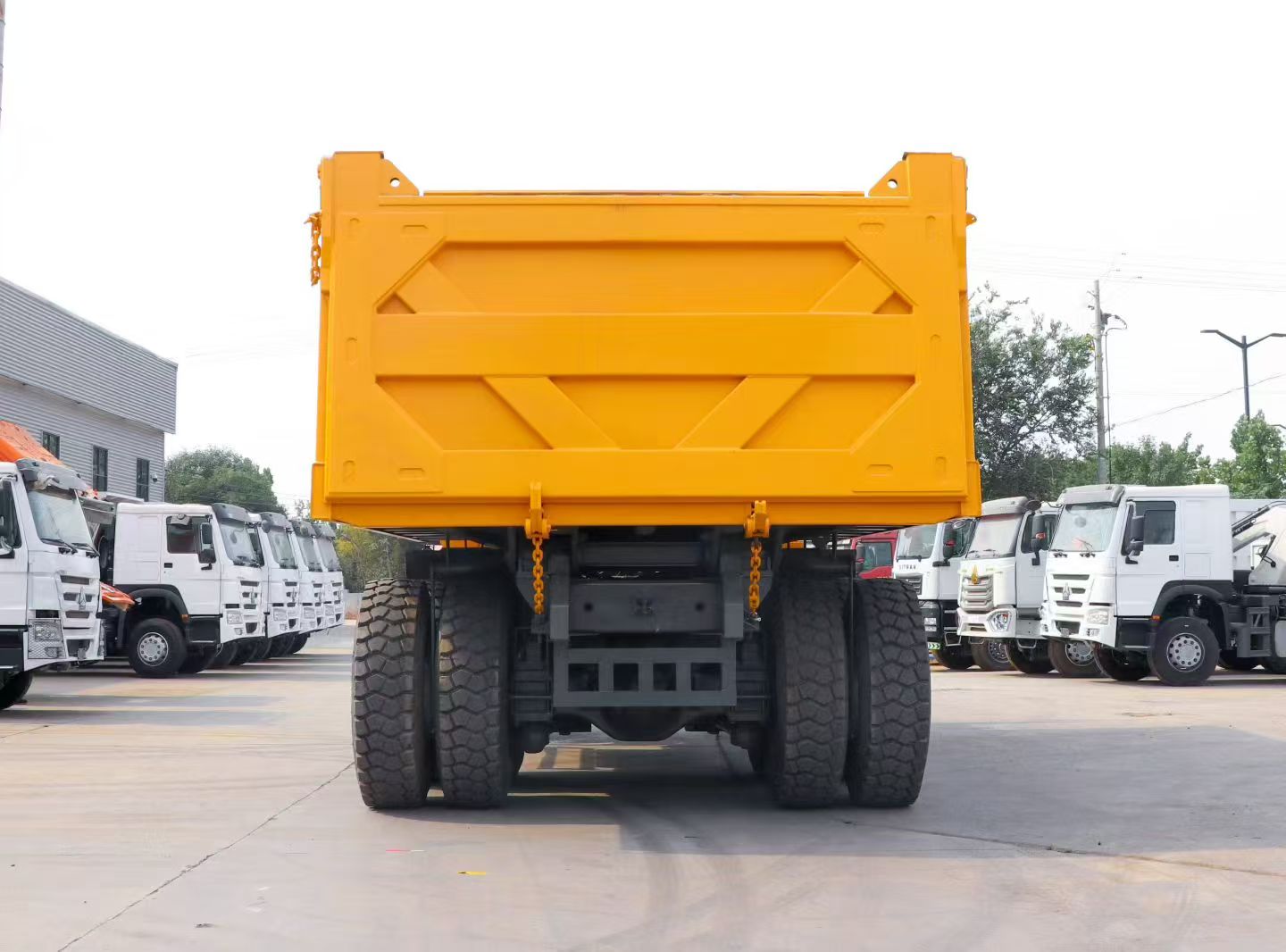 Factory Second-hand CNHTC Huanghe HH135 Mining Truck, WP15 770HP 50m³ Wear-resistant Cargo Box