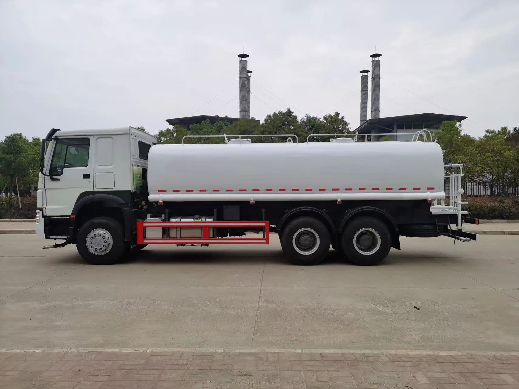 Remanufactured SINOTRUK HOWO 6×4 Sprinkler Truck Weichai WD615 Euro III Mechanical Pump 380HP 20m³ Tank For Road Mine Dust Control Export