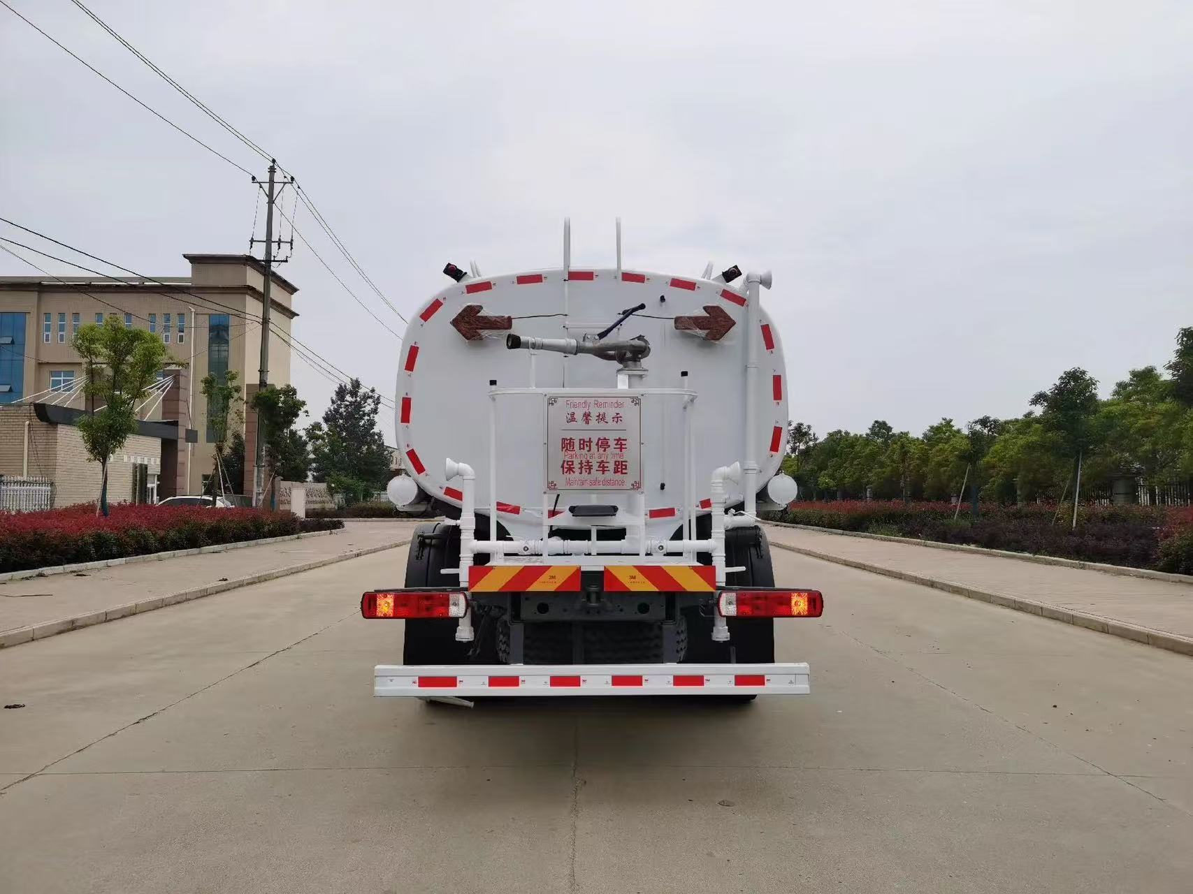 Remanufactured SINOTRUK HOWO 6×4 Sprinkler Truck Weichai WD615 Euro III Mechanical Pump 380HP 20m³ Tank For Road Mine Dust Control Export