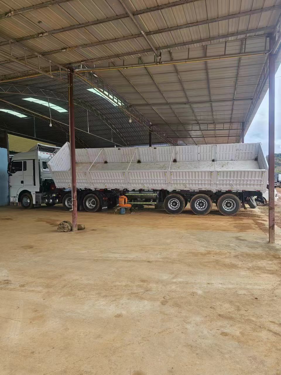 Side Dump Trailers 3 Axles Side Tipper Trailer 45cbm Tipper Grain Dumping Truck Trailer for Sale