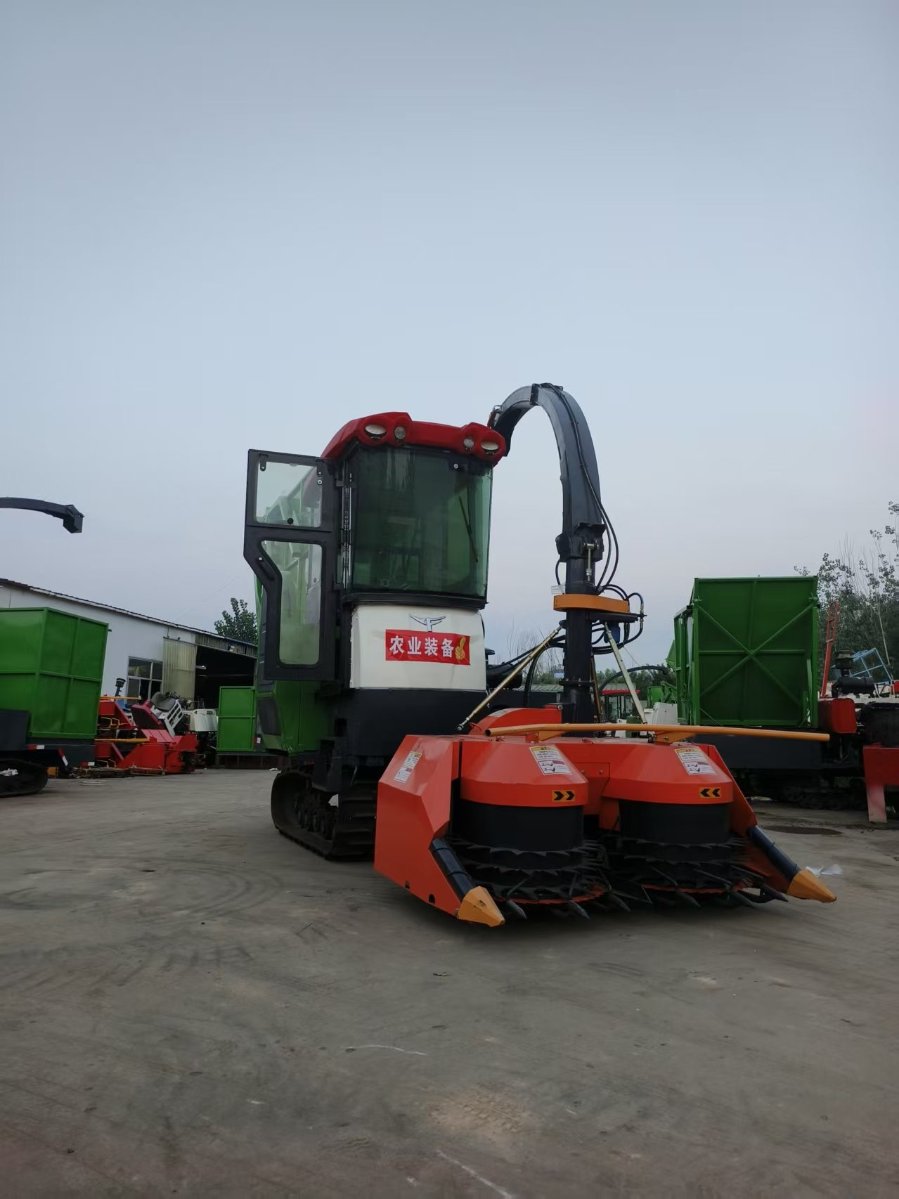 All-in-one Crawler Maize Forage Harvester With Grain Crushing Device For Pasture Silage Making
