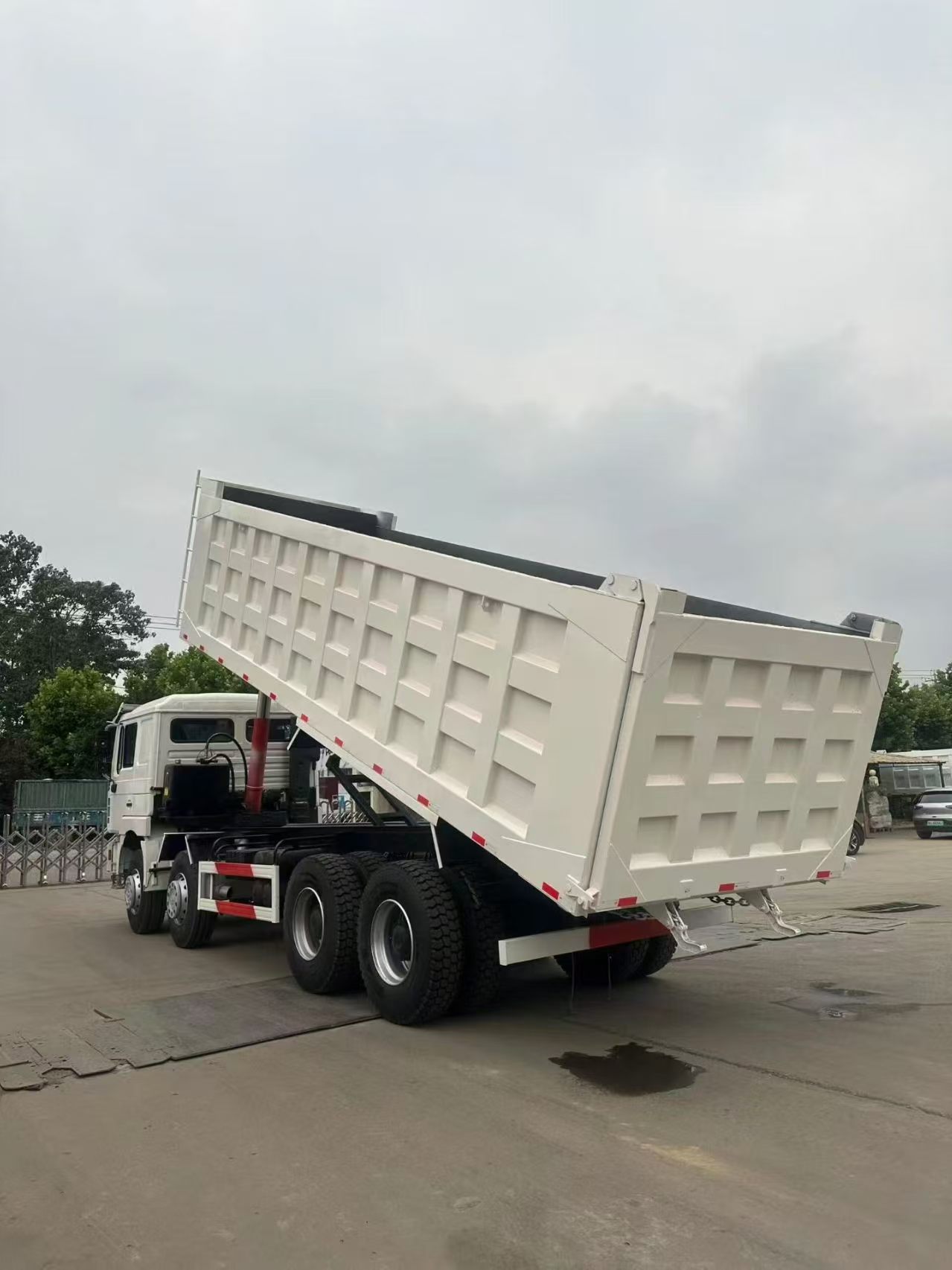 Shaanxi Delong F3000 large pump engine 8×4 dump truck