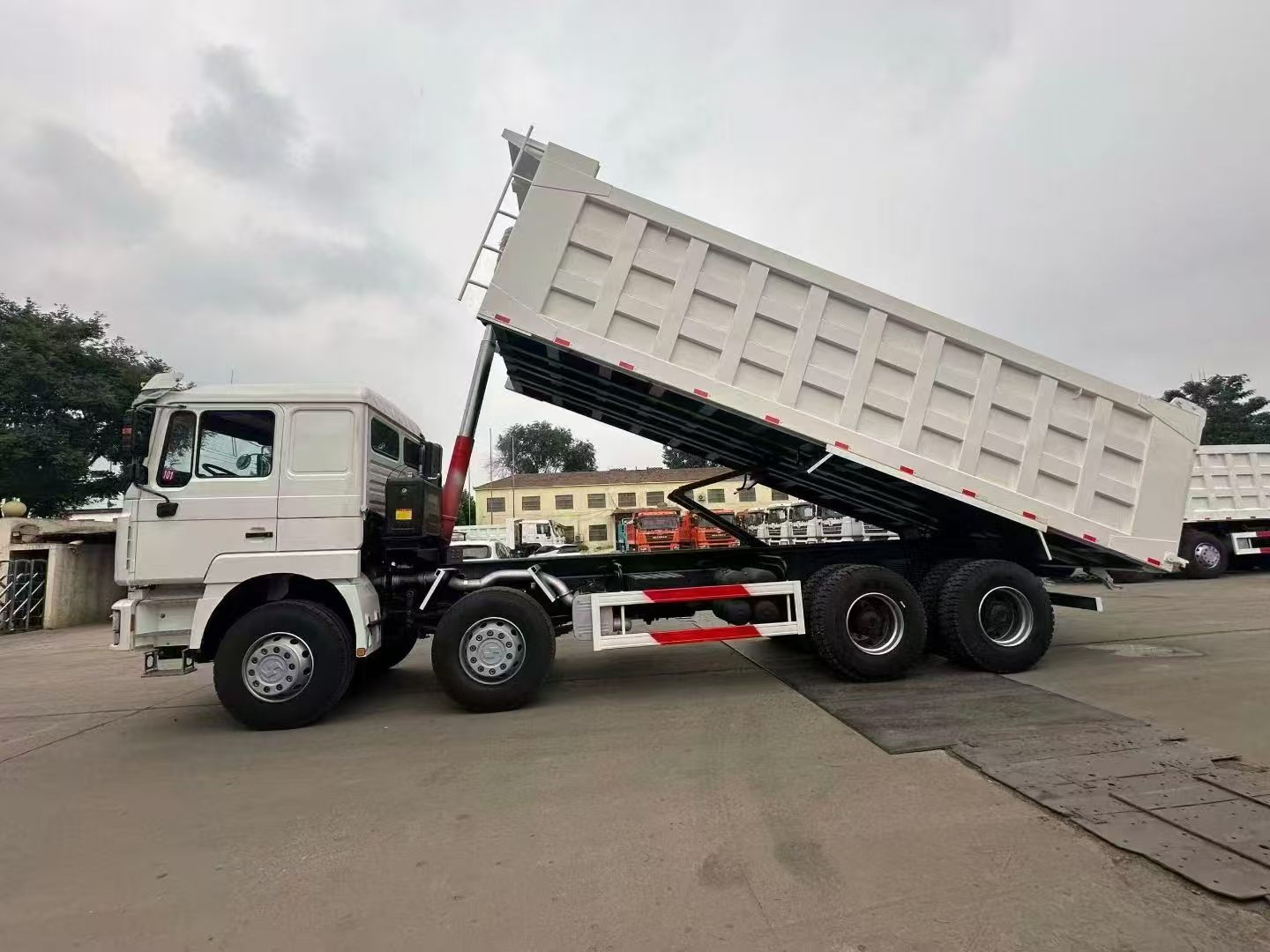 Shaanxi Delong F3000 large pump engine 8×4 dump truck