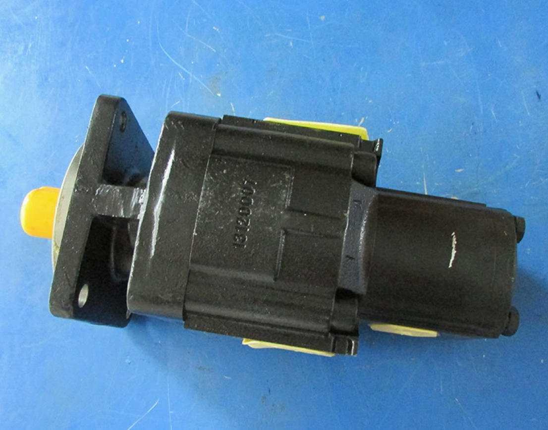 This accessory is a right-hand double gear hydraulic pump specifically designed for the XCMG LW400K loader, with part number 803083600 and model specification KP30.61/PLP20.20-R