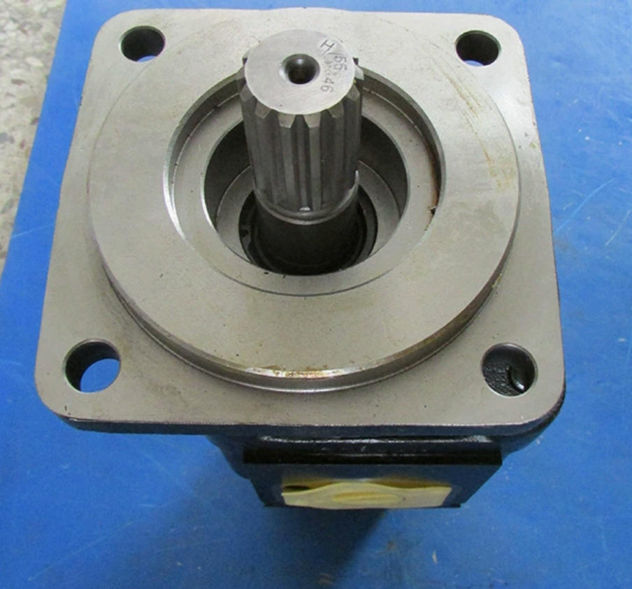 This accessory is a right-hand double gear hydraulic pump specifically designed for the XCMG LW400K loader, with part number 803083600 and model specification KP30.61/PLP20.20-R