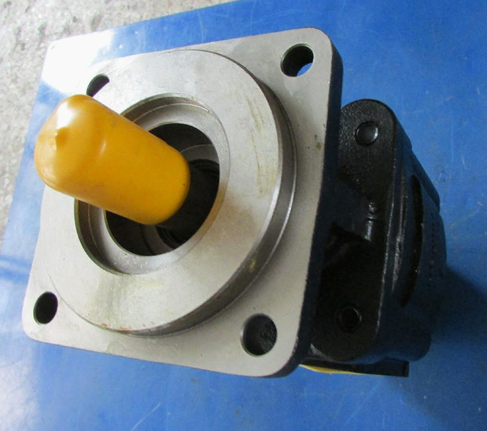 This accessory is a right-hand double gear hydraulic pump specifically designed for the XCMG LW400K loader, with part number 803083600 and model specification KP30.61/PLP20.20-R