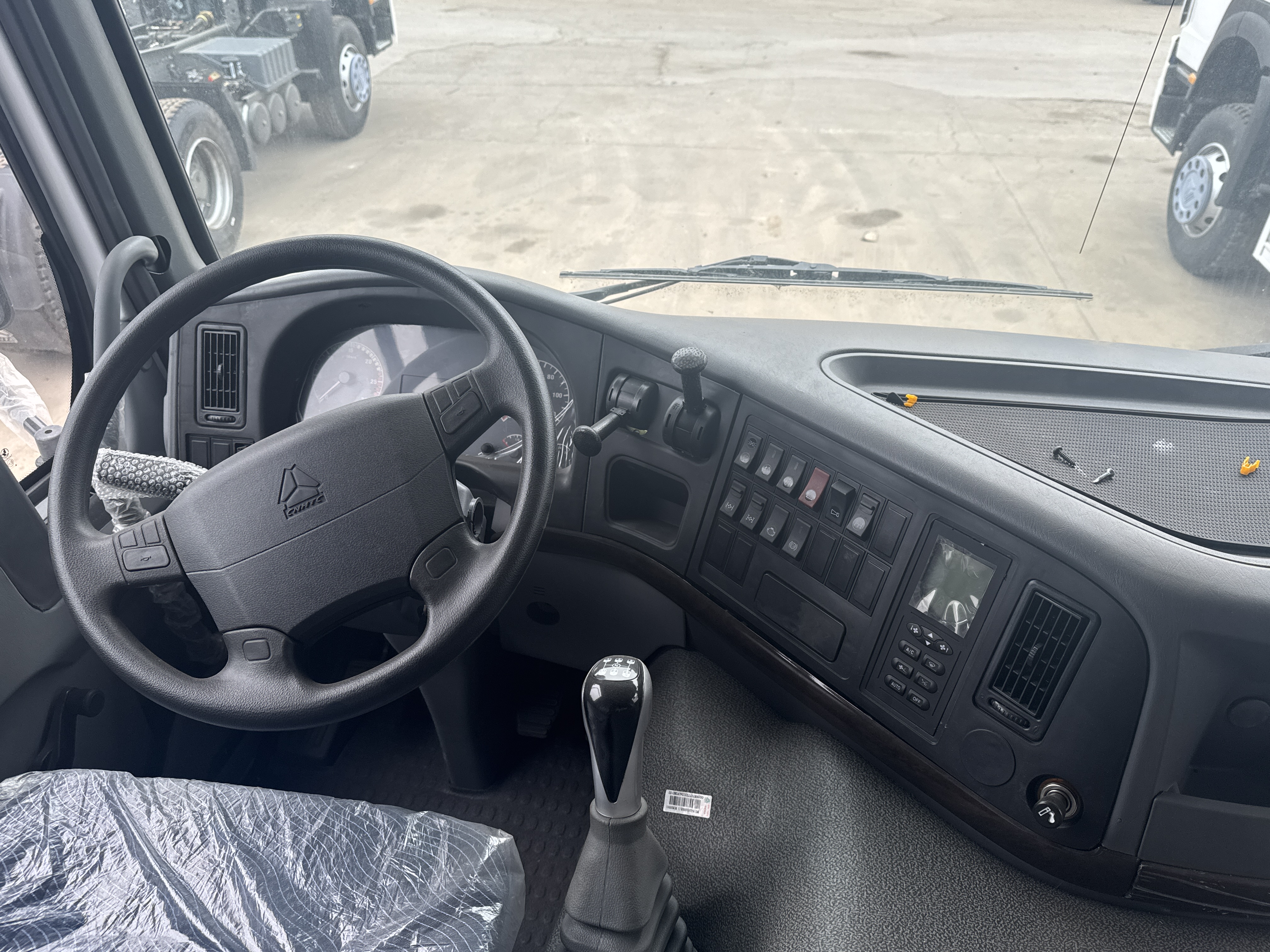 HOWO 6x4 Heavy Duty Stake Fence Cargo Truck (371HP)