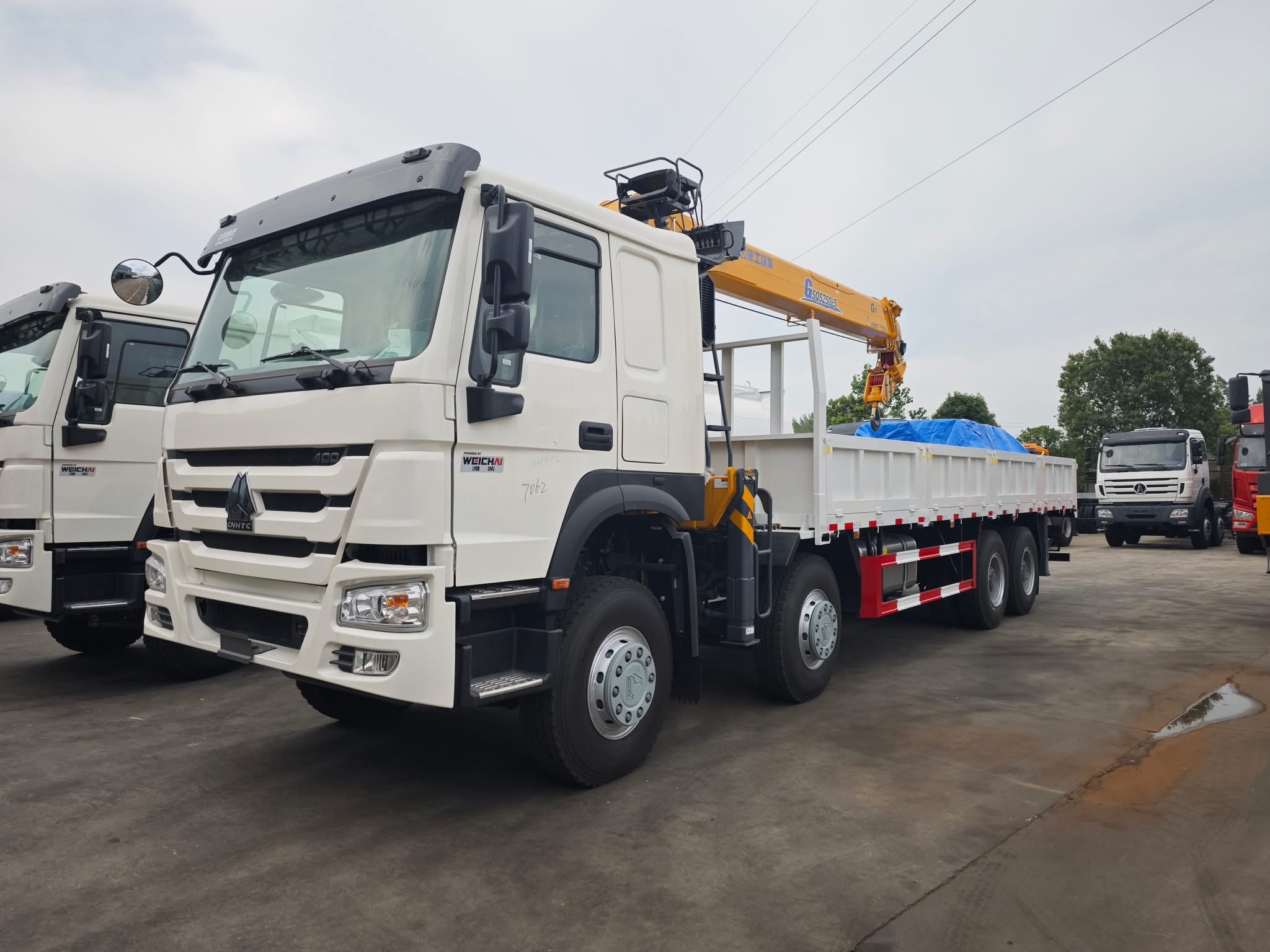 SINOTRUK HOWO 8x4 Truck Mounted Crane / Boom Truck