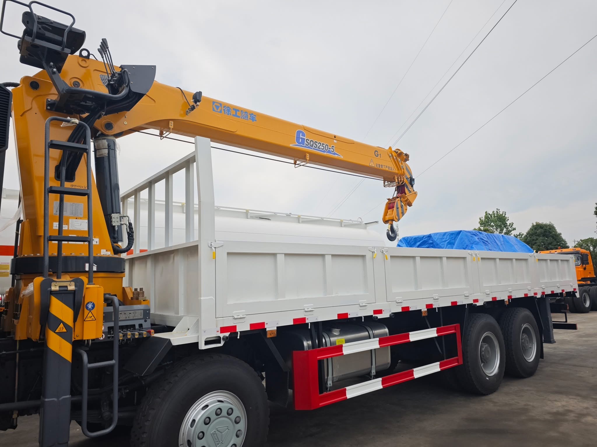 SINOTRUK HOWO 8x4 Truck Mounted Crane / Boom Truck
