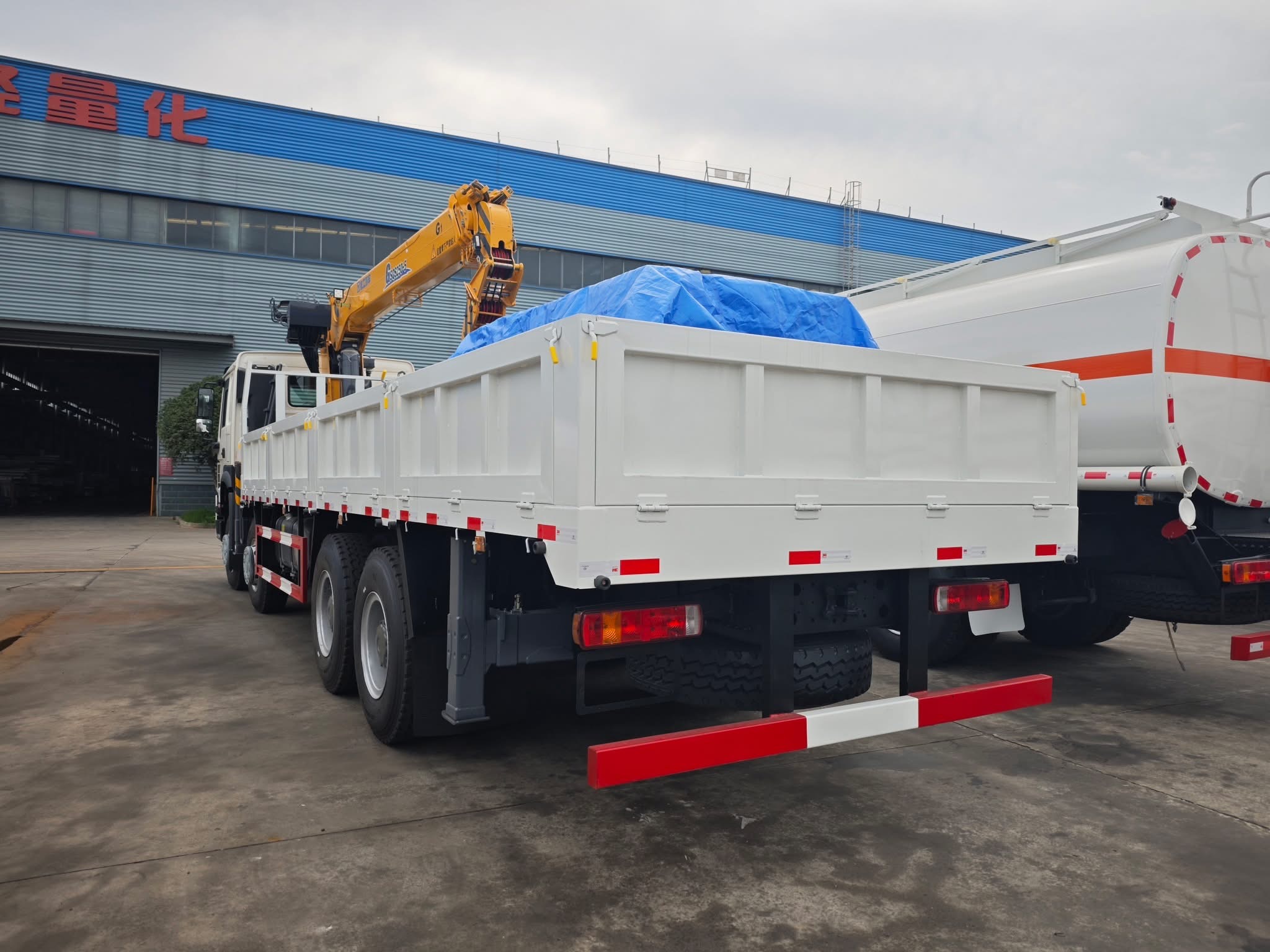 SINOTRUK HOWO 8x4 Truck Mounted Crane / Boom Truck