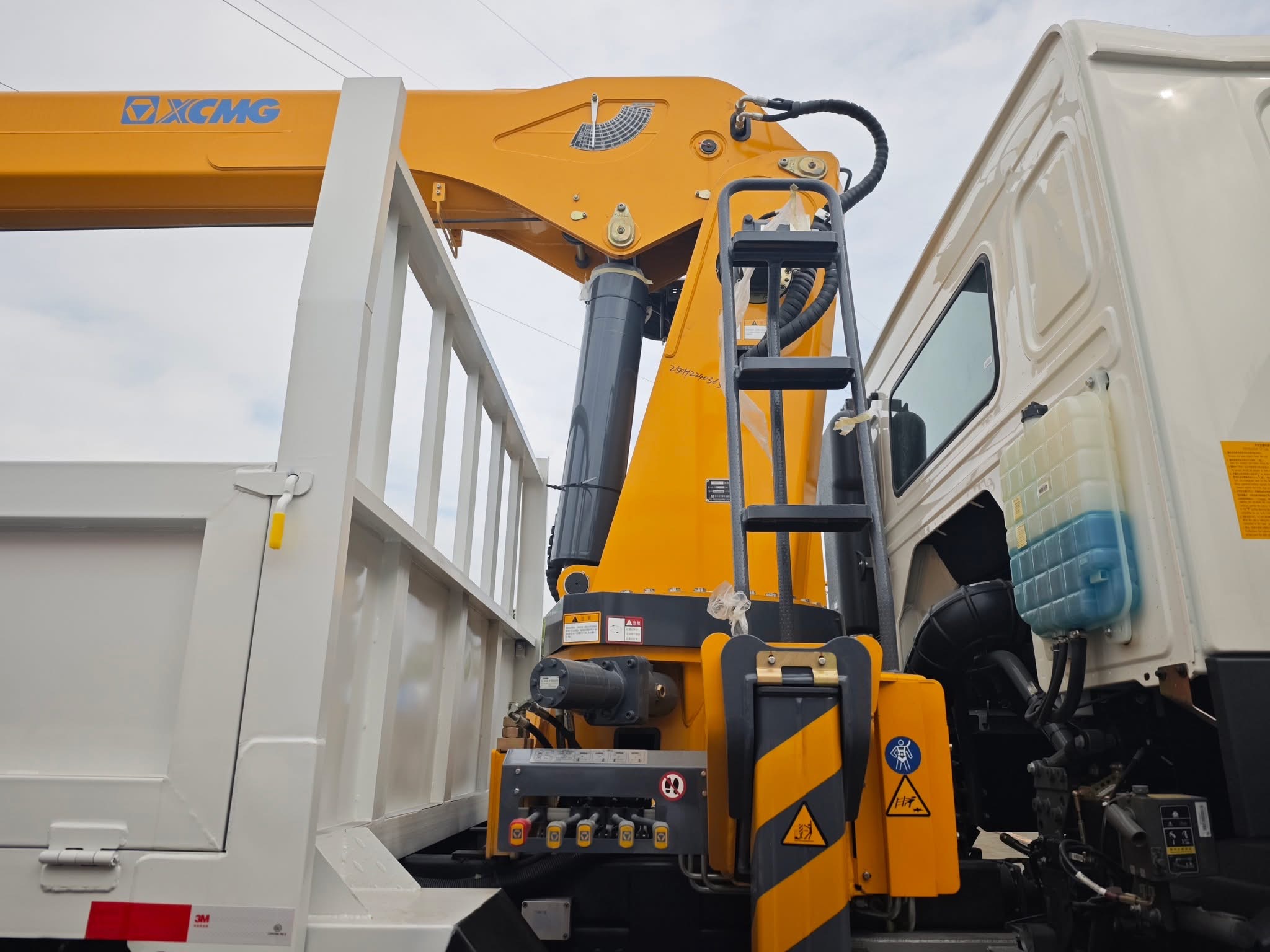 SINOTRUK HOWO 8x4 Truck Mounted Crane / Boom Truck