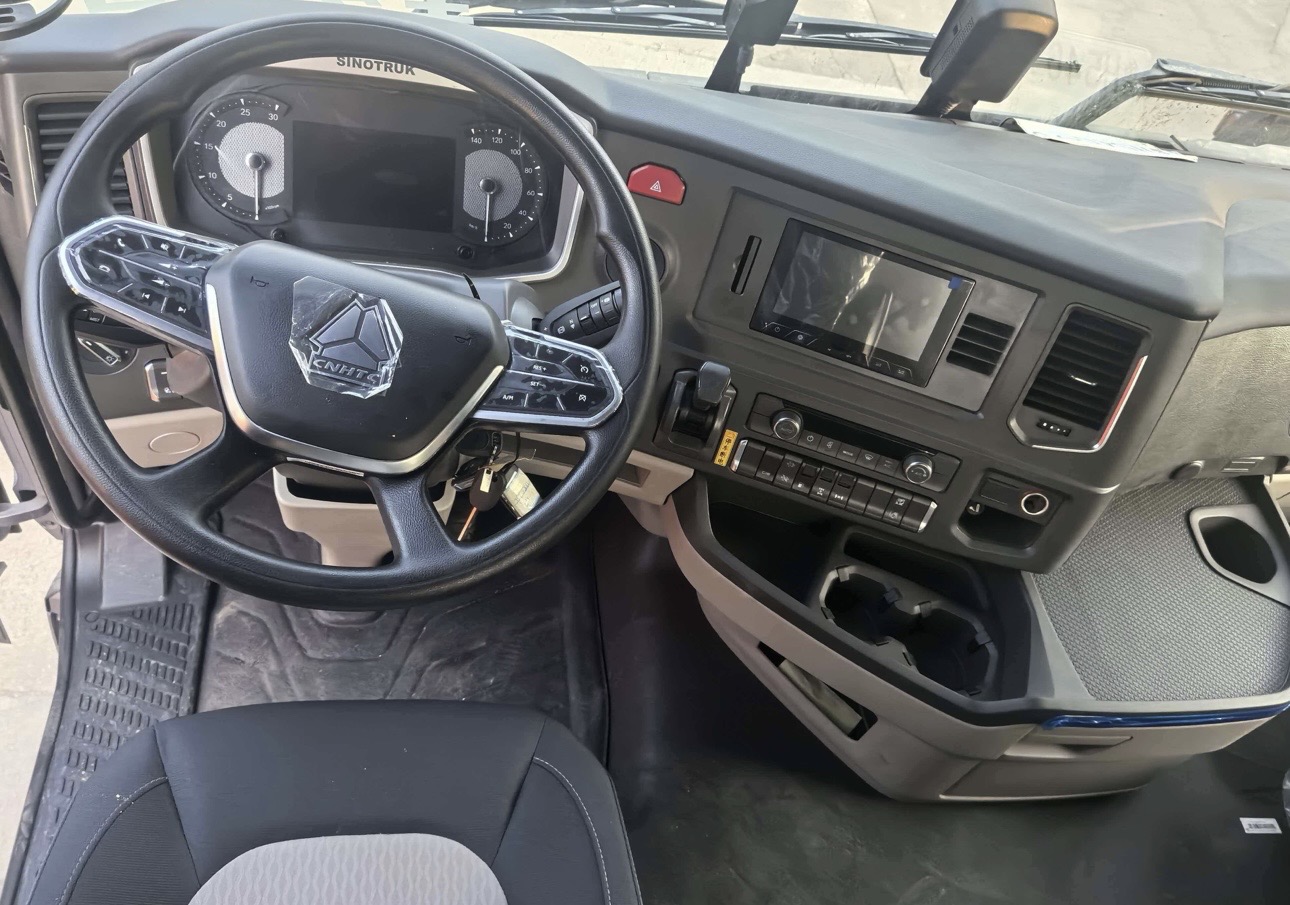 SINOTRUK HOWO MAX 6x4 Tractor Head / Tractor Truck