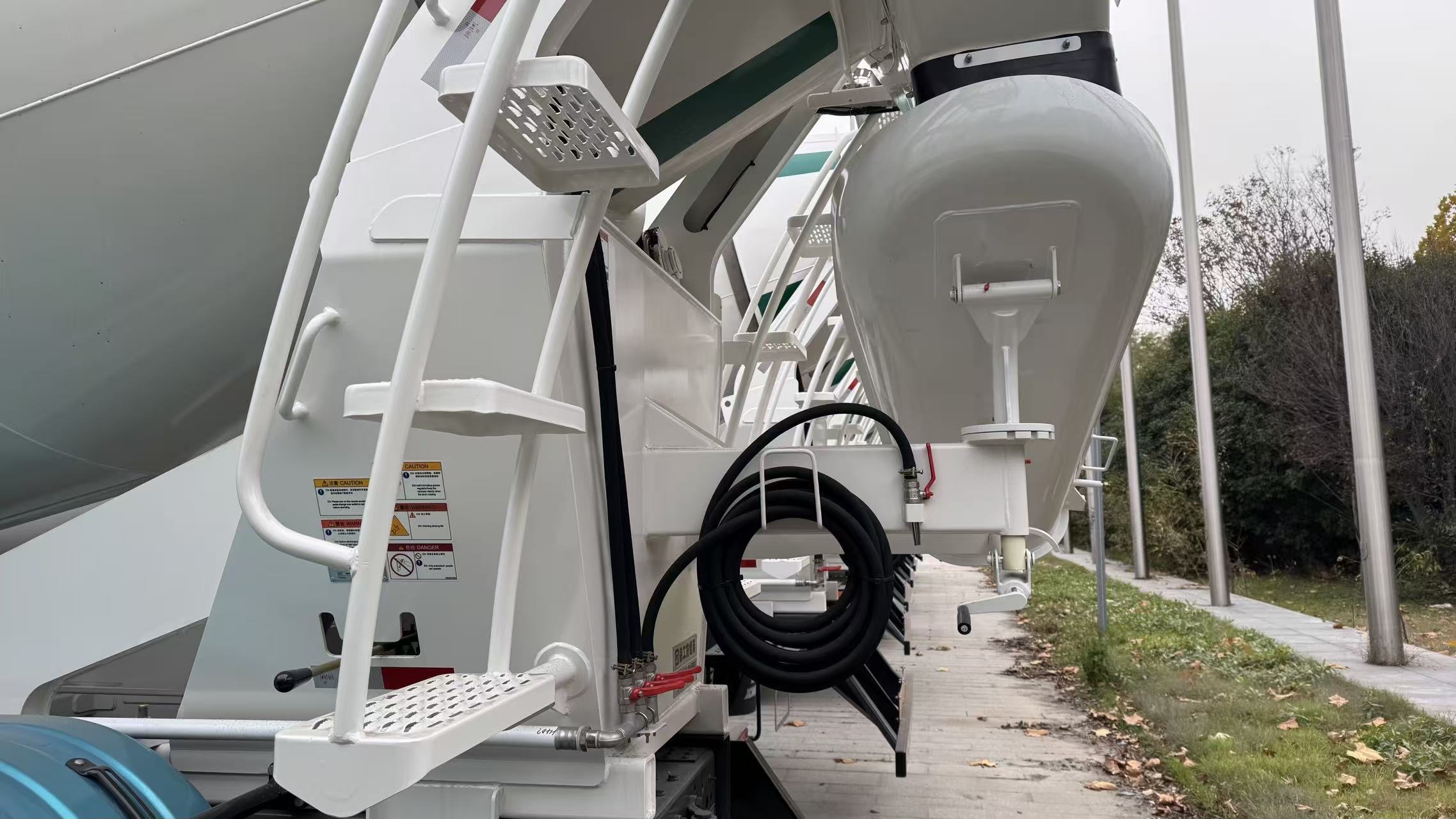 SINOTRUK HOWO TX 8x4 XCMG Concrete Mixer Truck