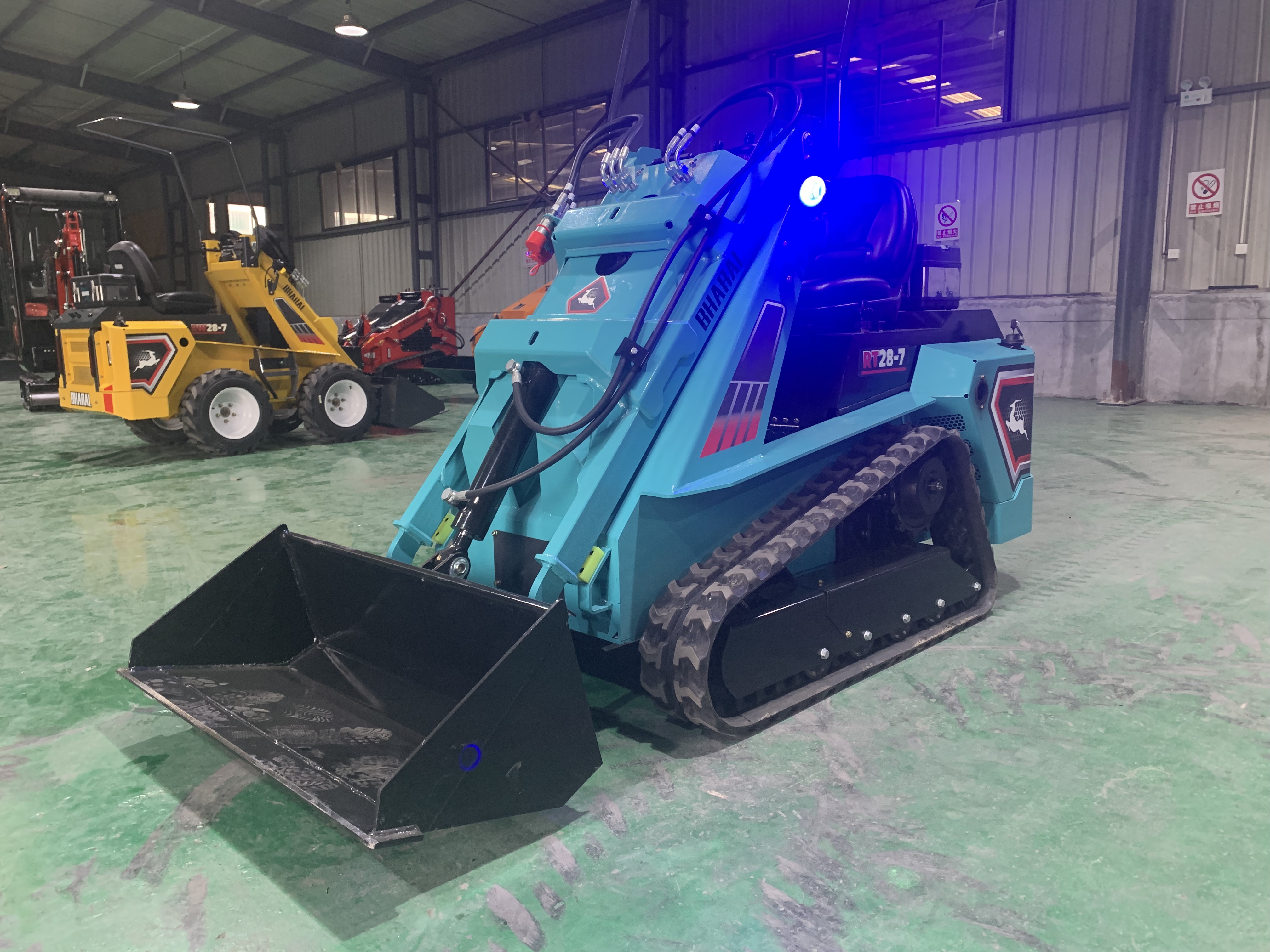 RT28-7 Track Skid Steer Loader 1100kg Operating Weight Mini Track Loader With Multiple Attachments