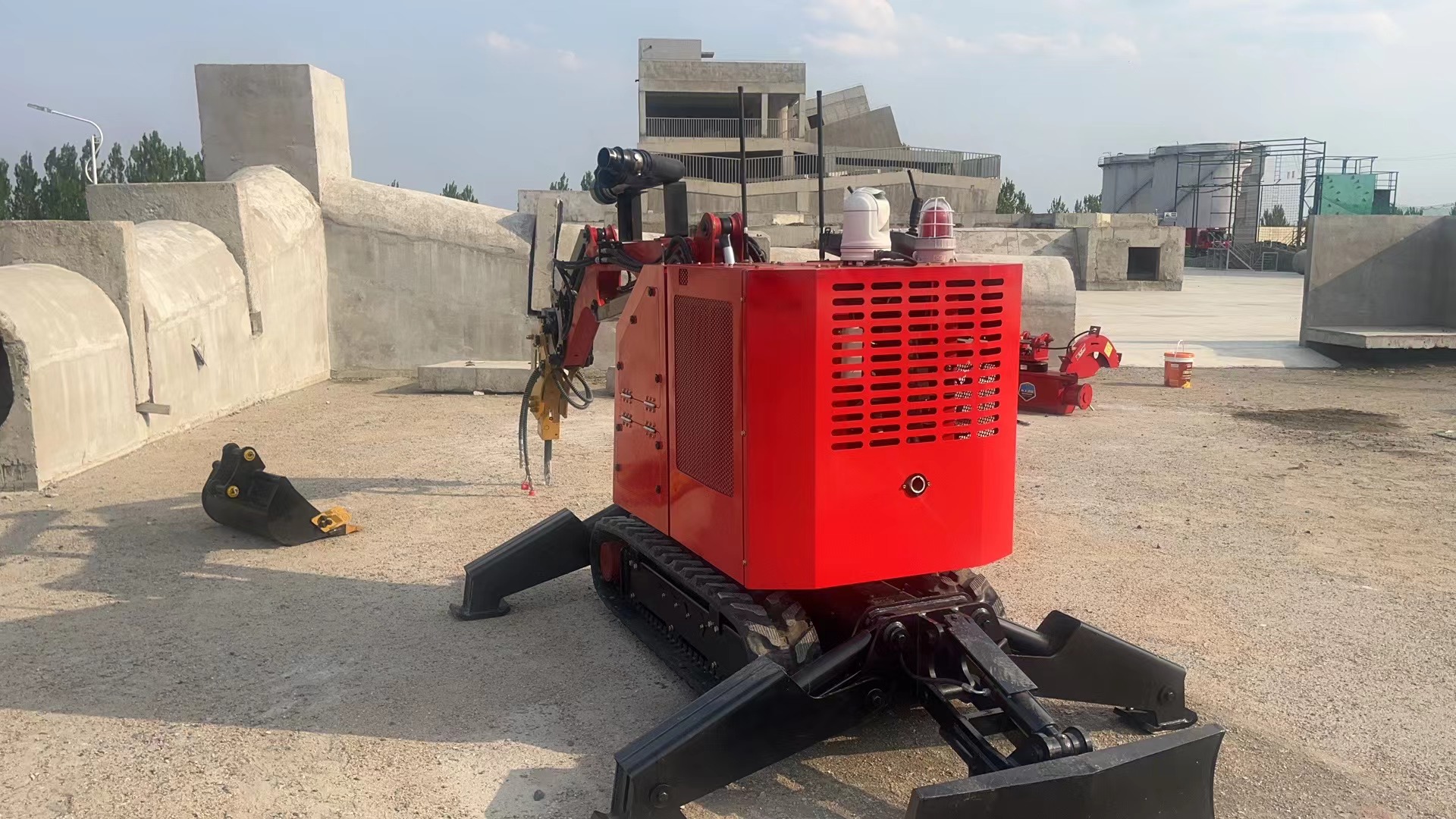 Remote Controlled Hydraulic Demolition Robot, Wireless Crawler Demolition Machine for Indoor Breaking & Emergency Rescue