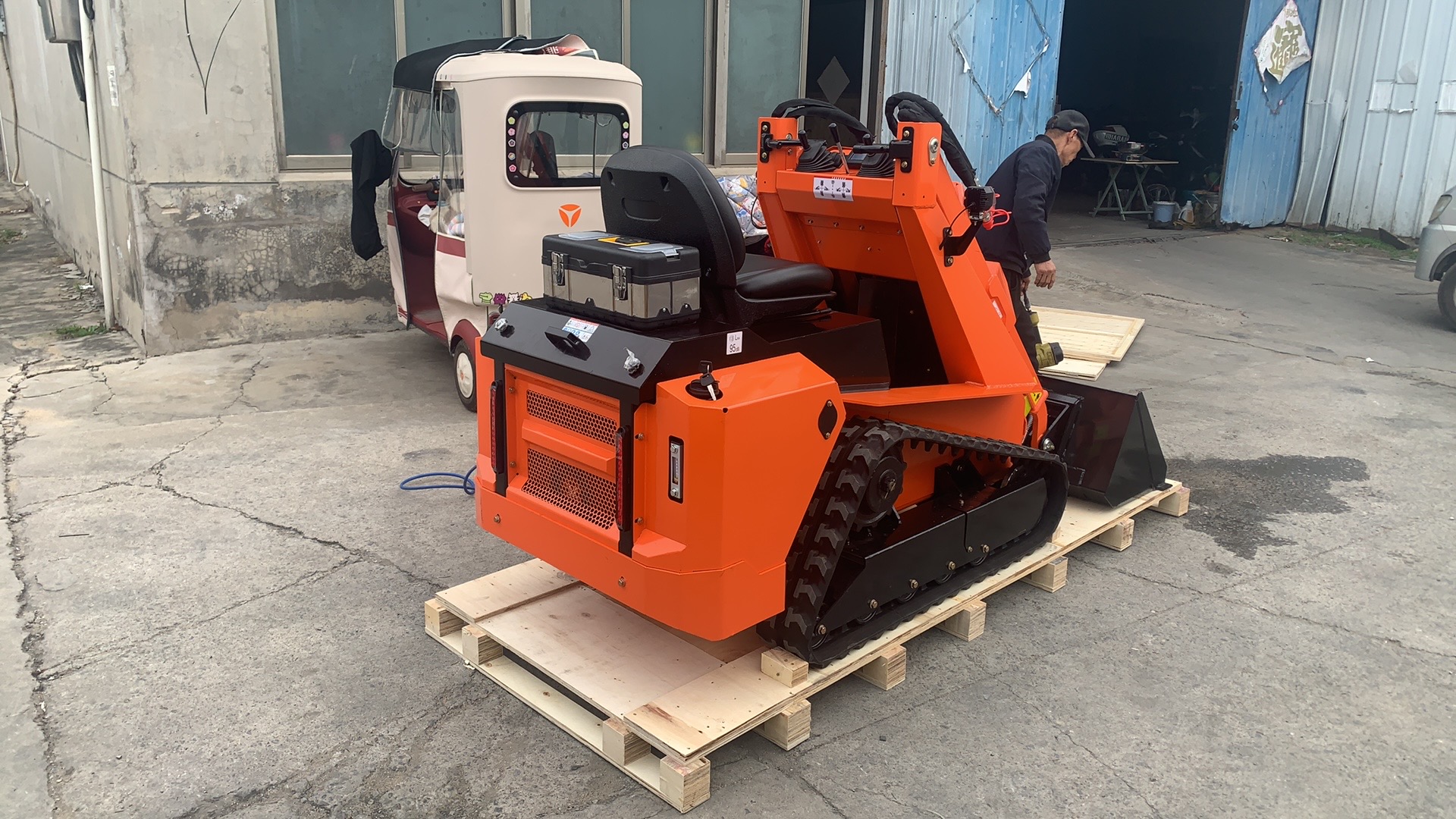 RT28-8 Track Skid Steer Loader 1100kg Operating Weight 20L Large Tank All Terrain Mini Loader