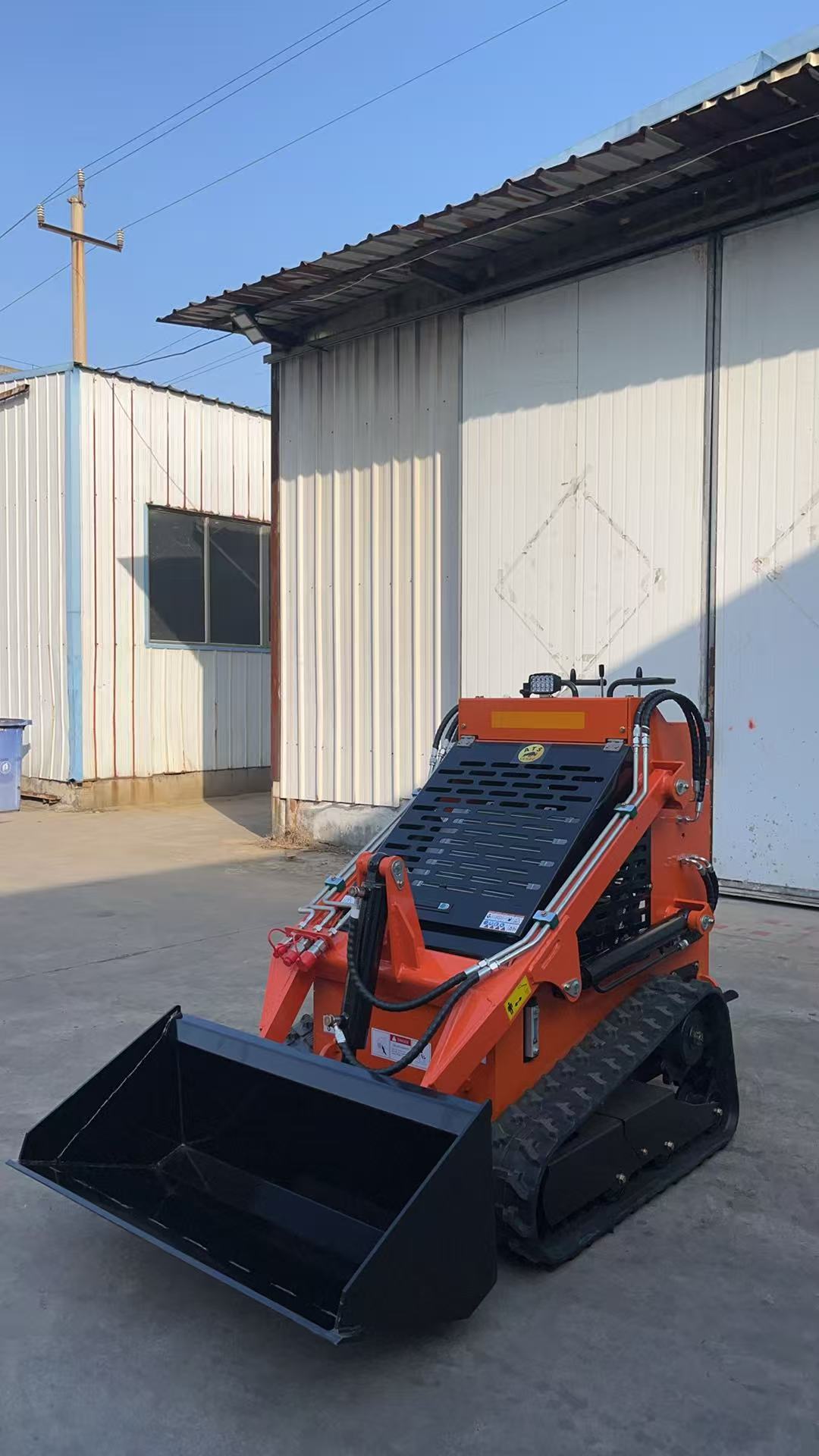 XT460 Mini Fuel Track Skid Steer Loader 16.8KW Power Large Fuel Tank Multifunctional Small Loader