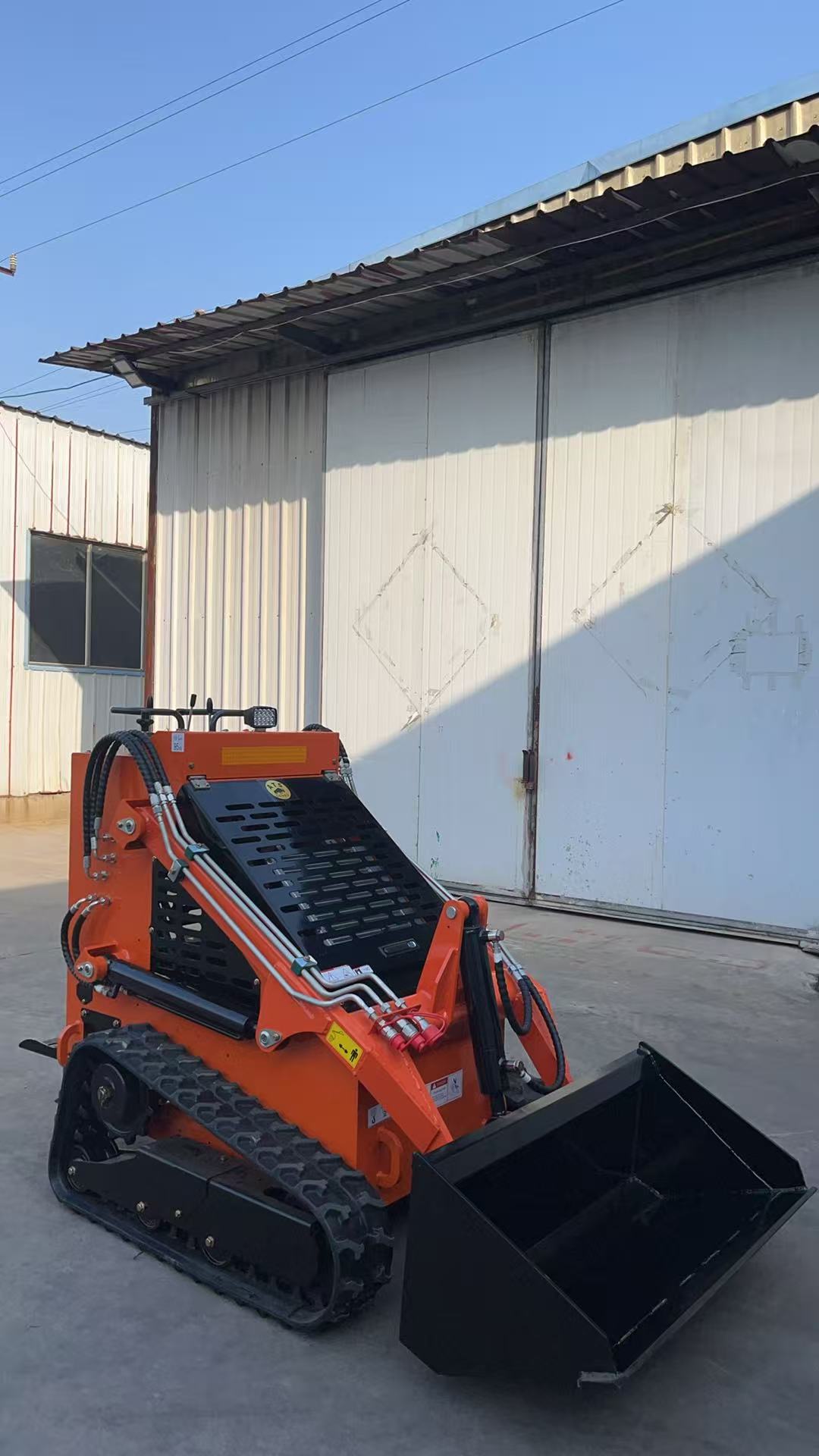 XT460 Mini Fuel Track Skid Steer Loader 16.8KW Power Large Fuel Tank Multifunctional Small Loader