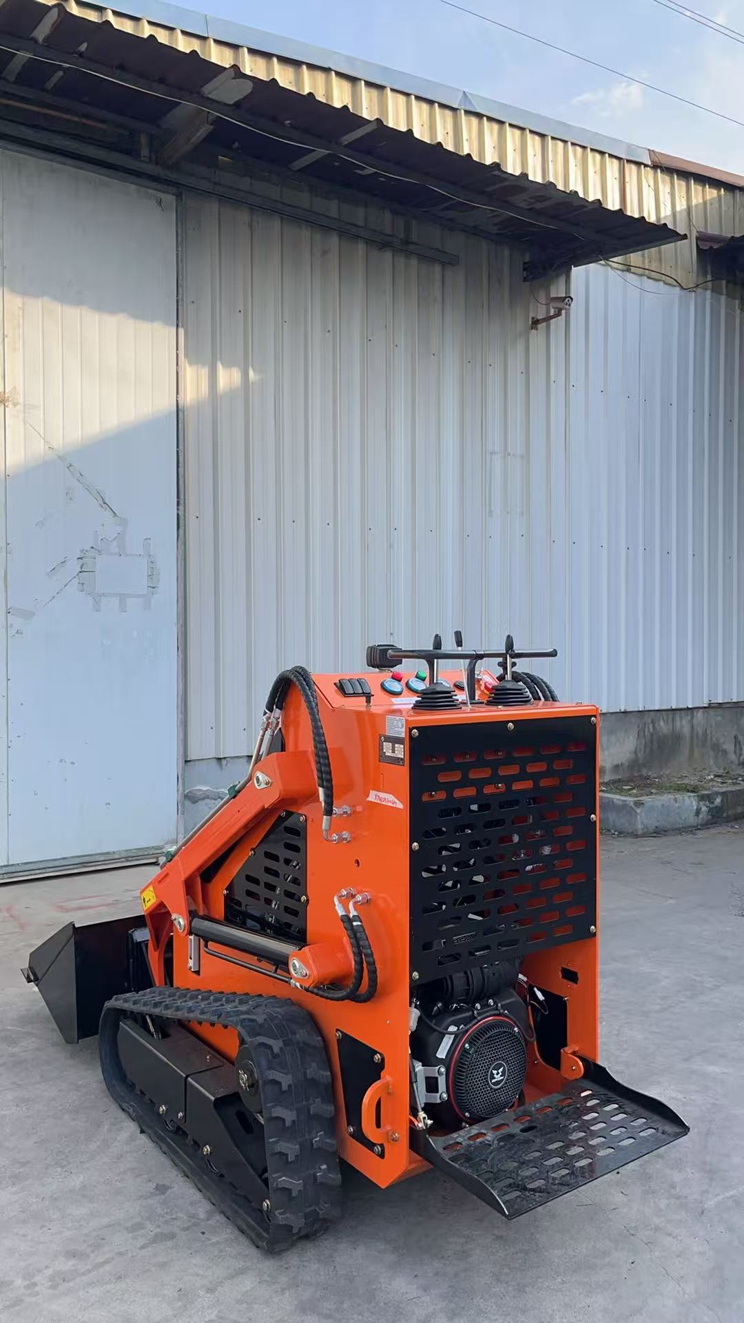 XT460 Mini Fuel Track Skid Steer Loader 16.8KW Power Large Fuel Tank Multifunctional Small Loader