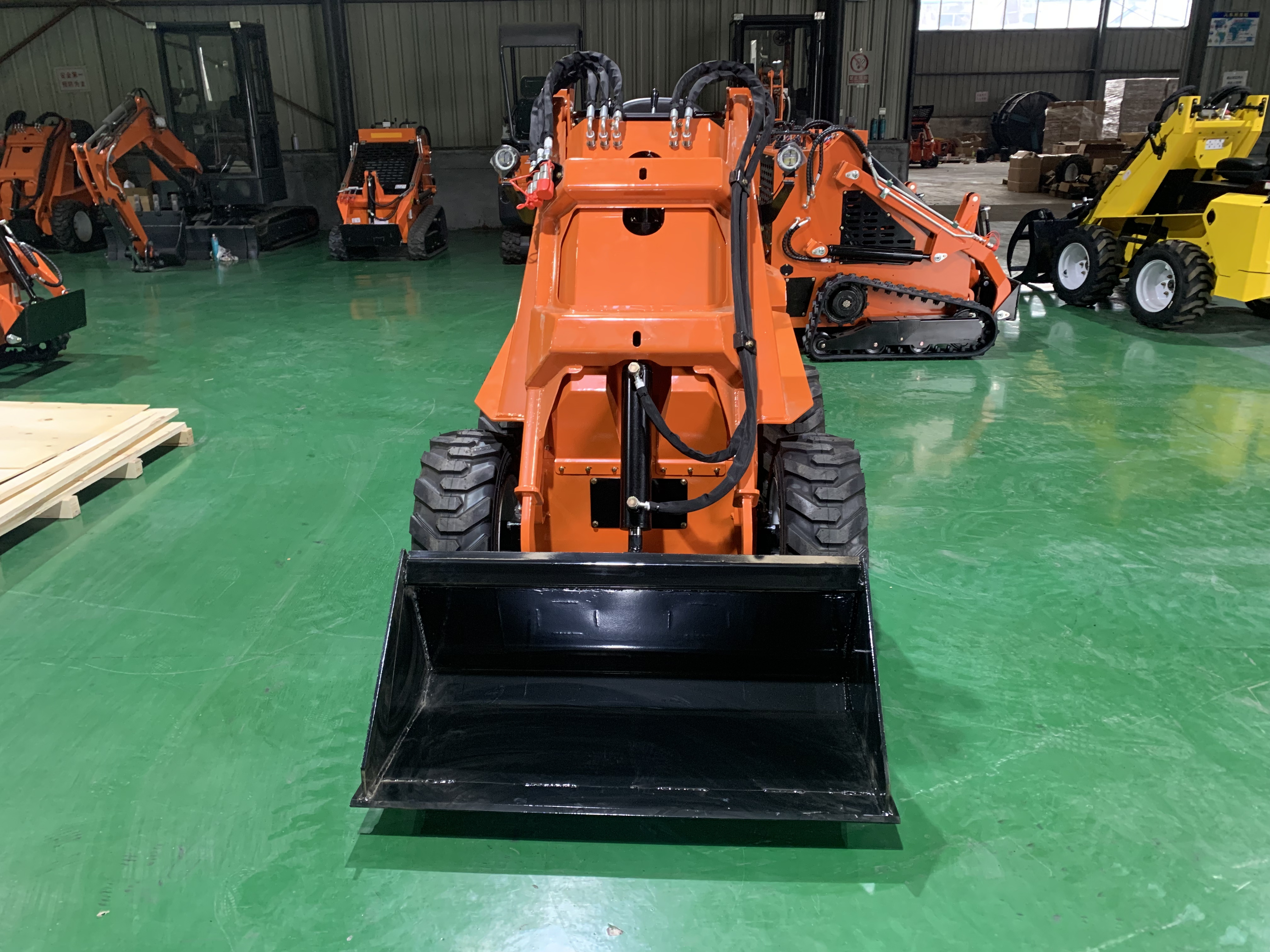 RW26-7 Wheel Skid Steer Loader 950kg Operating Weight Mini Skid Steer With Multiple Attachments