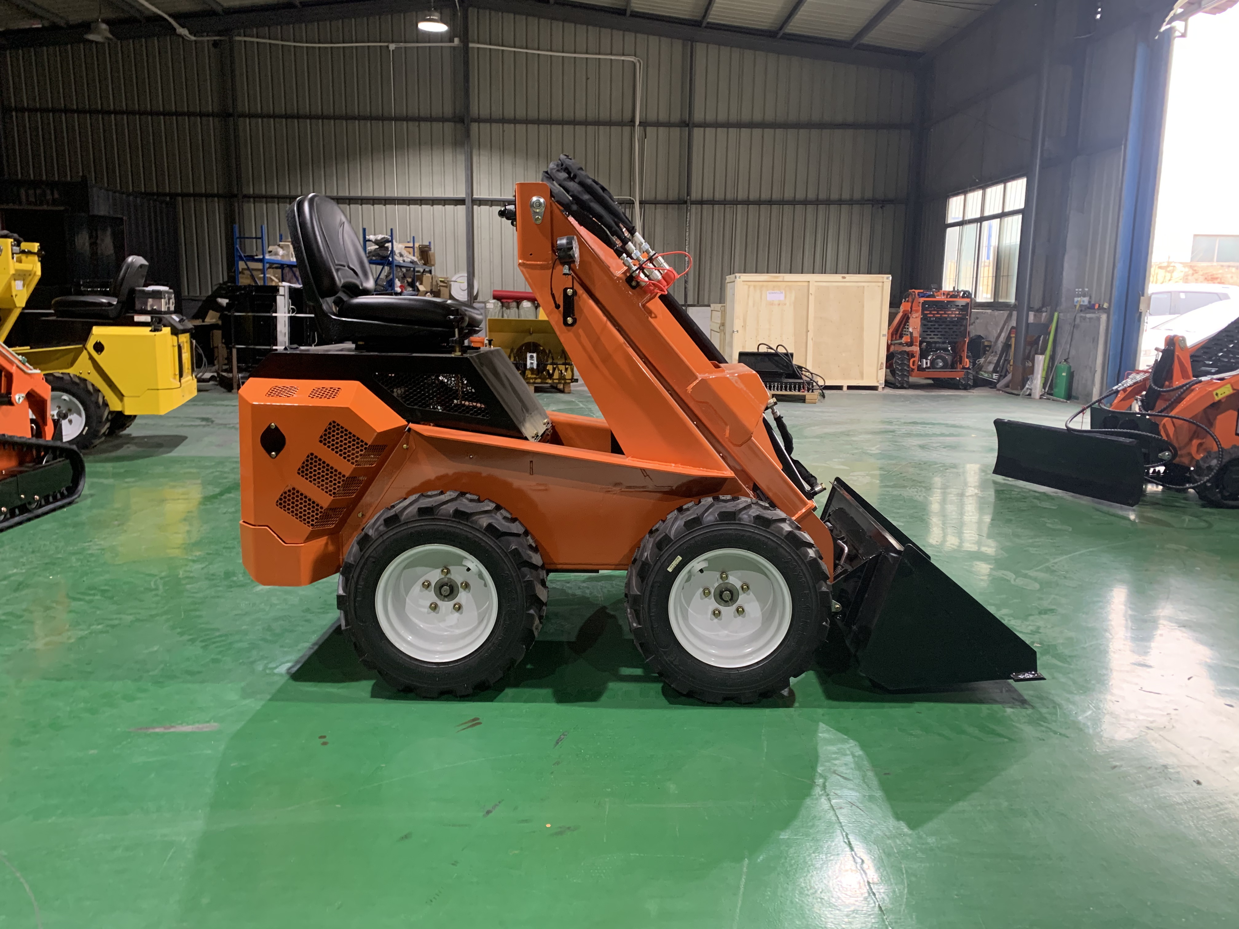 RW26-7 Wheel Skid Steer Loader 950kg Operating Weight Mini Skid Steer With Multiple Attachments