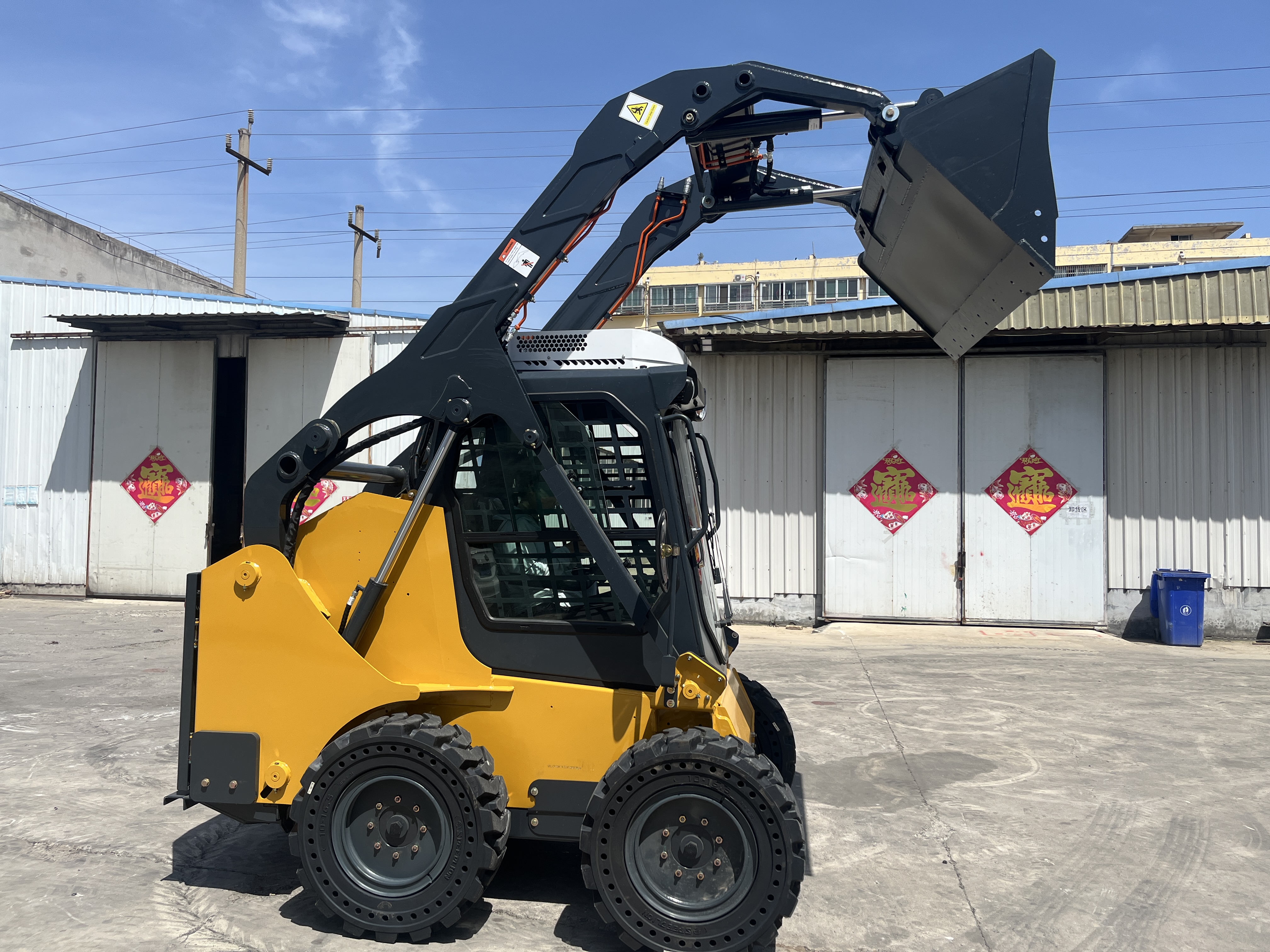 ZT18 Compact Skid Steer Loader Standard Joystick Control System Quick Attach For Demolition Landscaping Farming