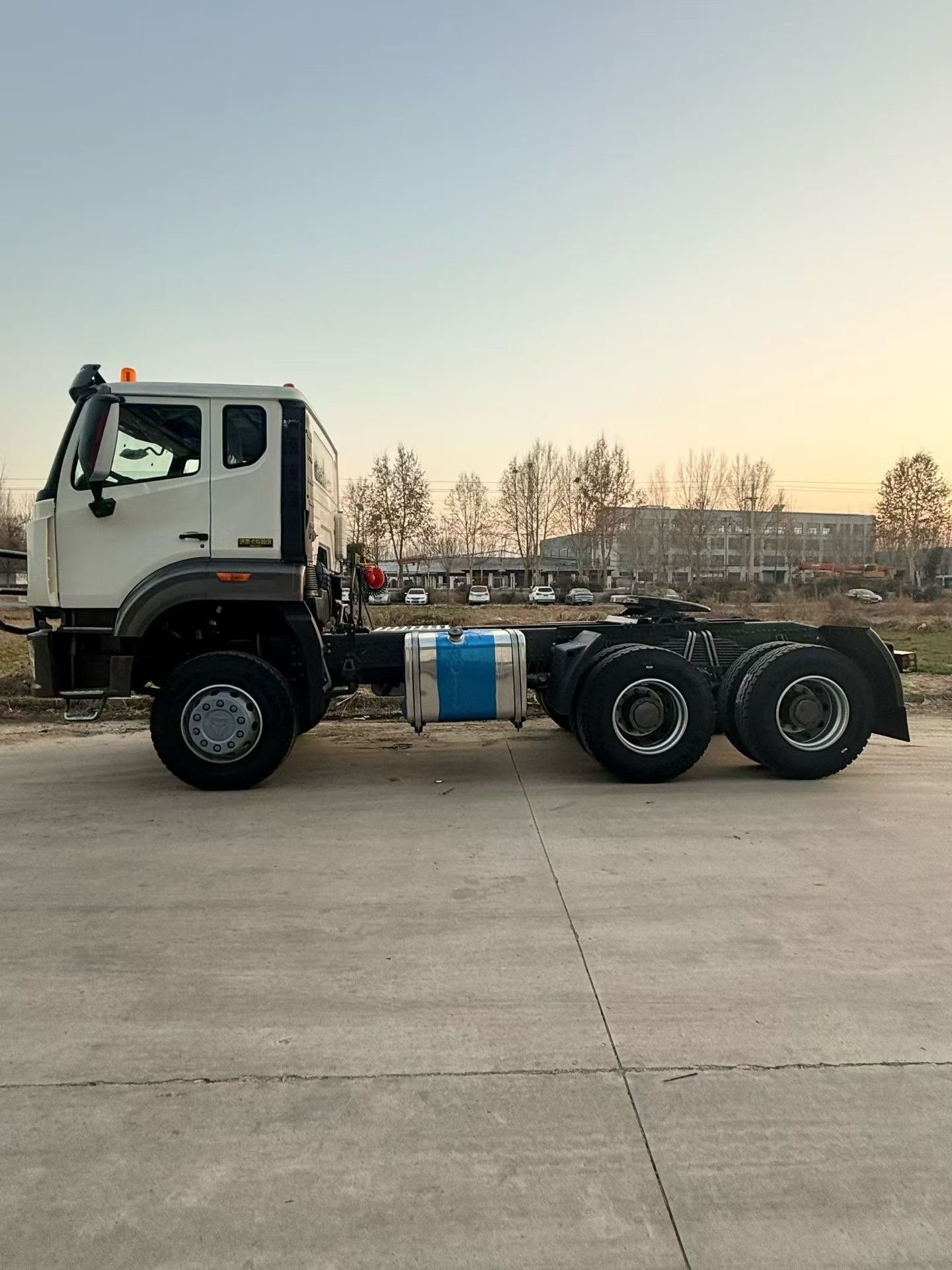 SINOTRUK HOWO NX 6x4 Tractor Truck