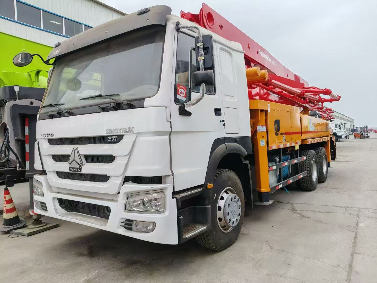 Used Truck Mounted Crane & Concrete Pump Truck, Shacman & Howo Chassis, Various Models Optional