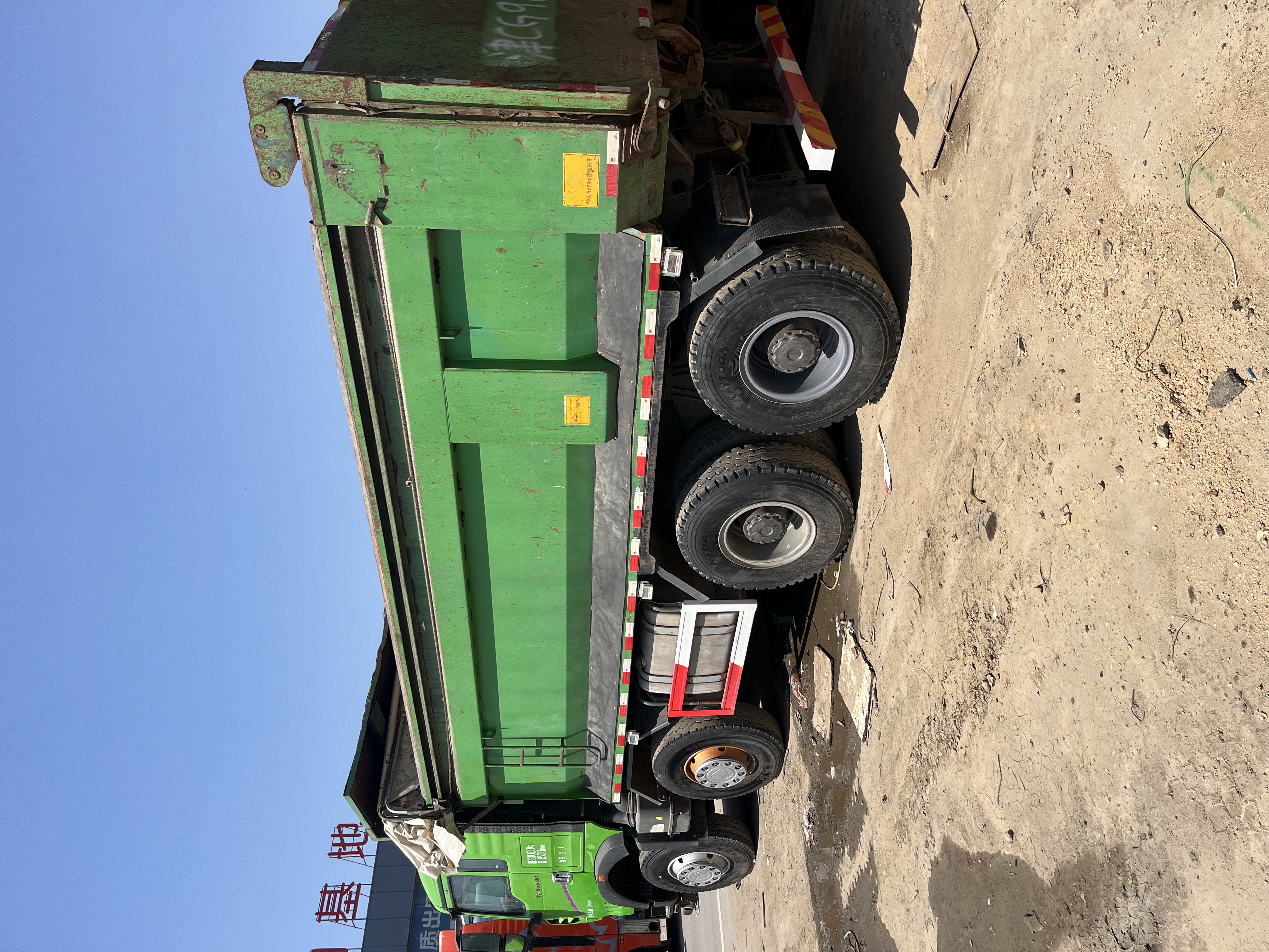 Second Hand Sinotruk Howo TX 8×4 Construction Muck Truck Weichai 400HP 5.8m Cargo Box