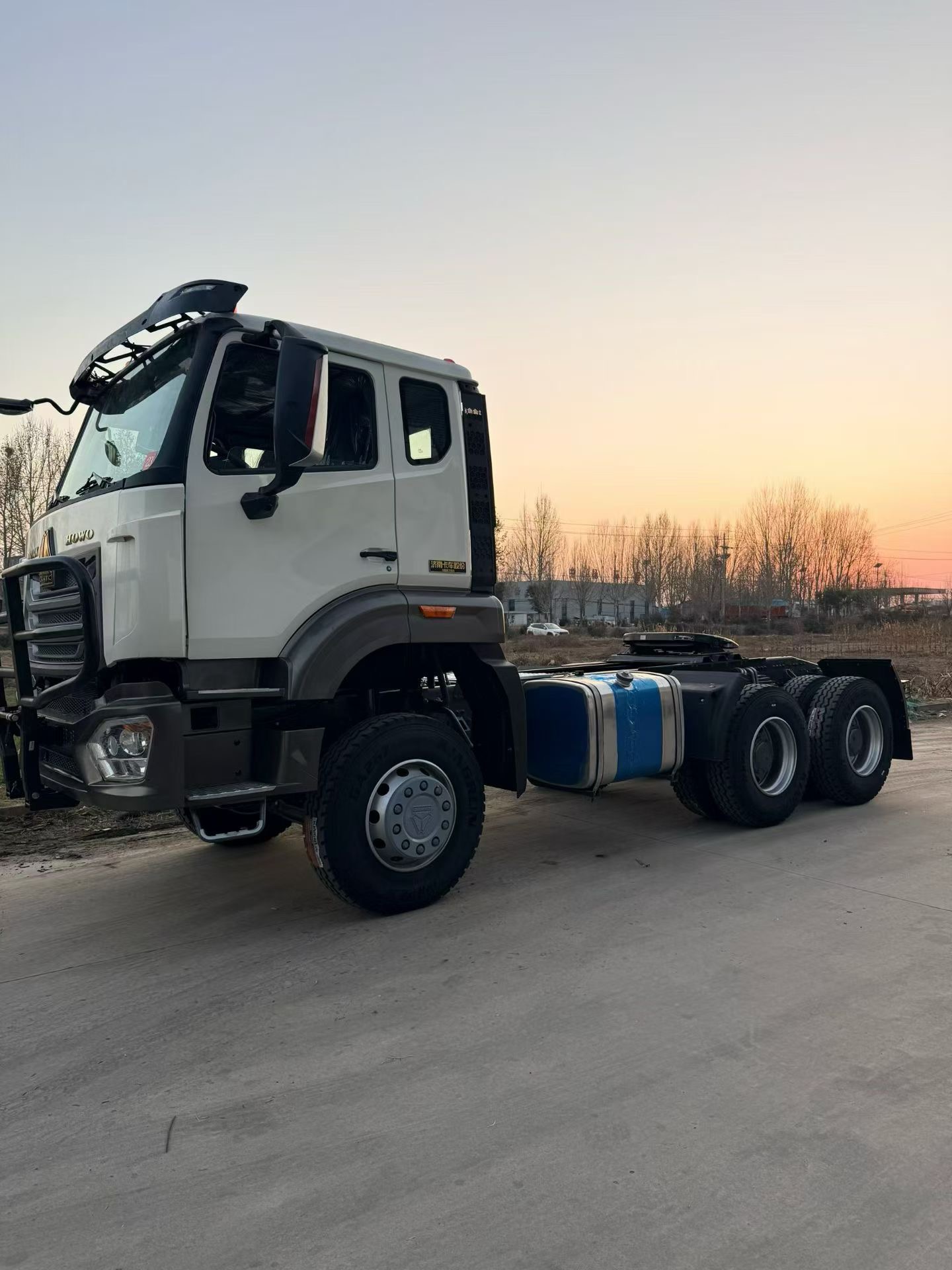 SINOTRUK HOWO NX 6x4 Tractor Truck